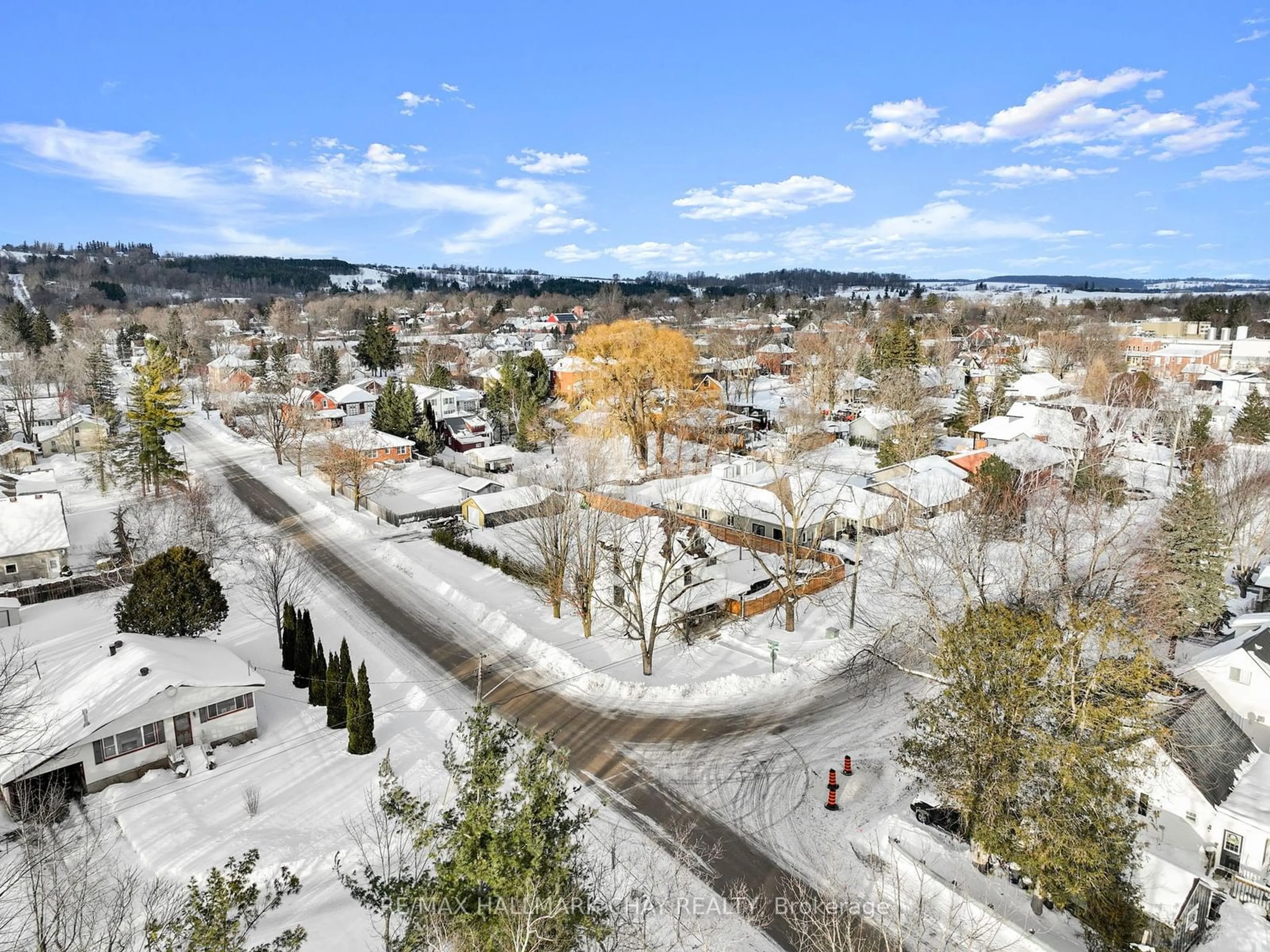 A pic from outside/outdoor area/front of a property/back of a property/a pic from drone, street for 26 EDWARD St, Clearview Ontario L0M 1G0