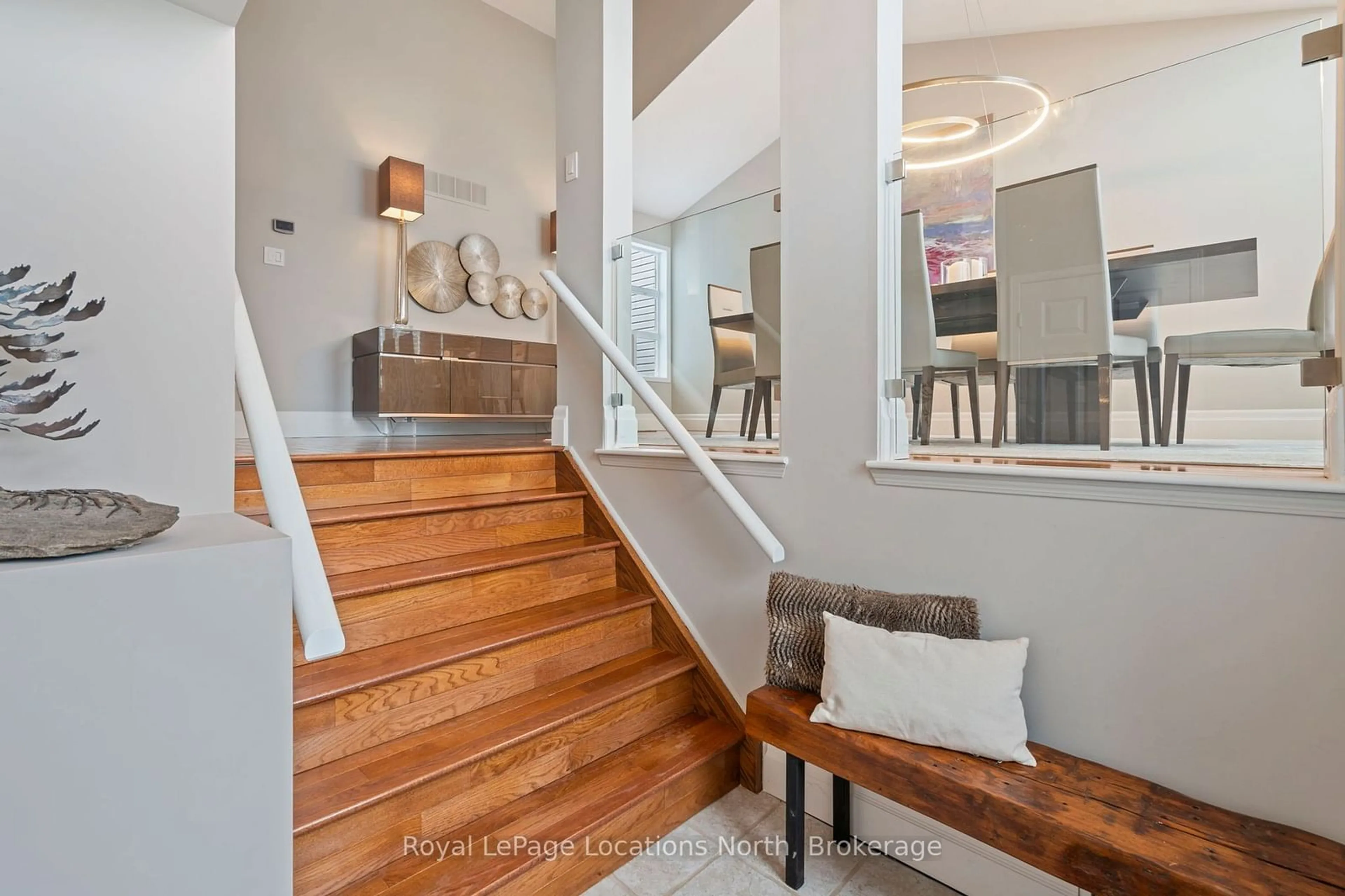 Indoor entryway for 20 Sundial Crt, Collingwood Ontario L9Y 5E4