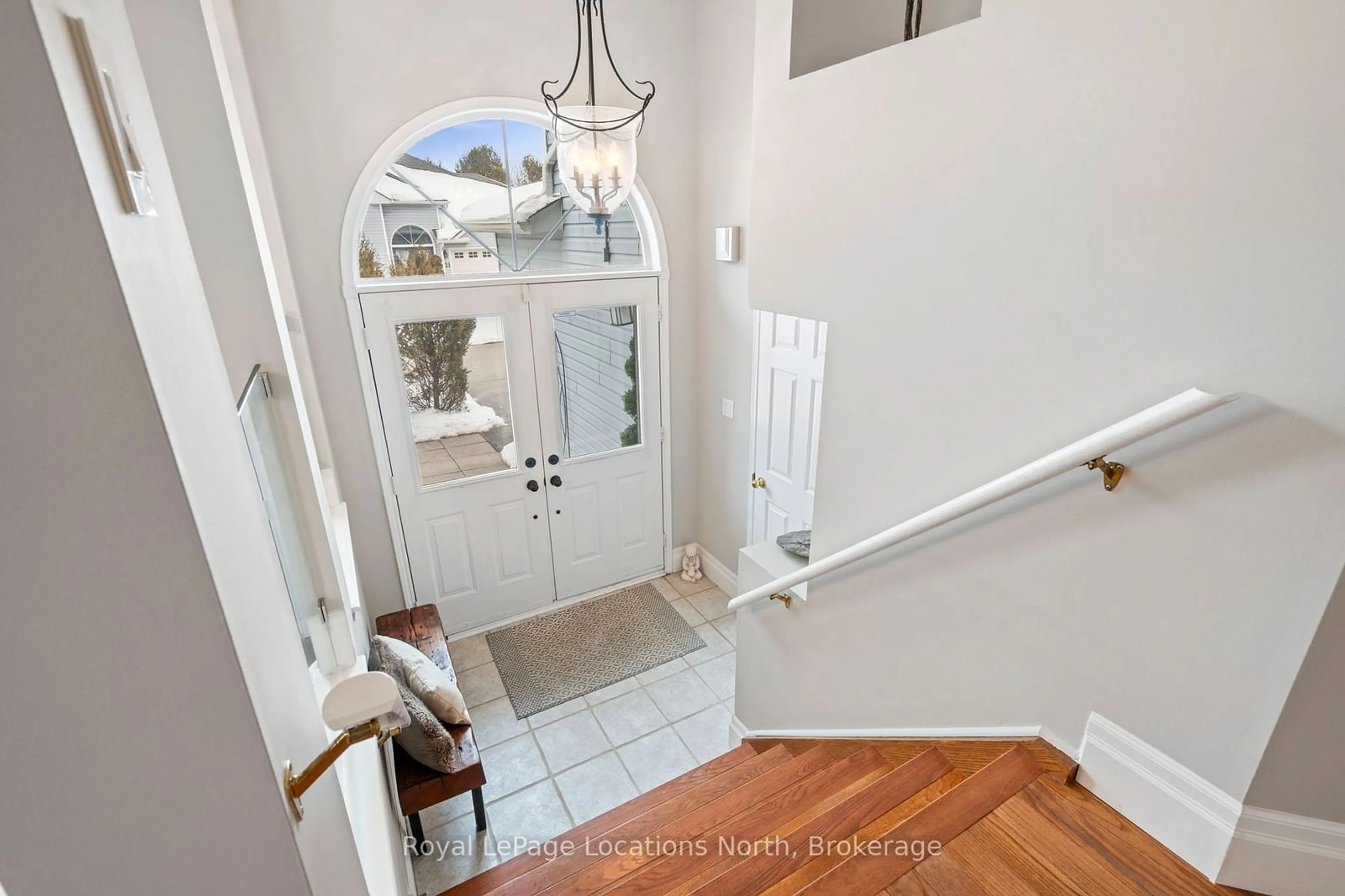 Indoor entryway for 20 Sundial Crt, Collingwood Ontario L9Y 5E4