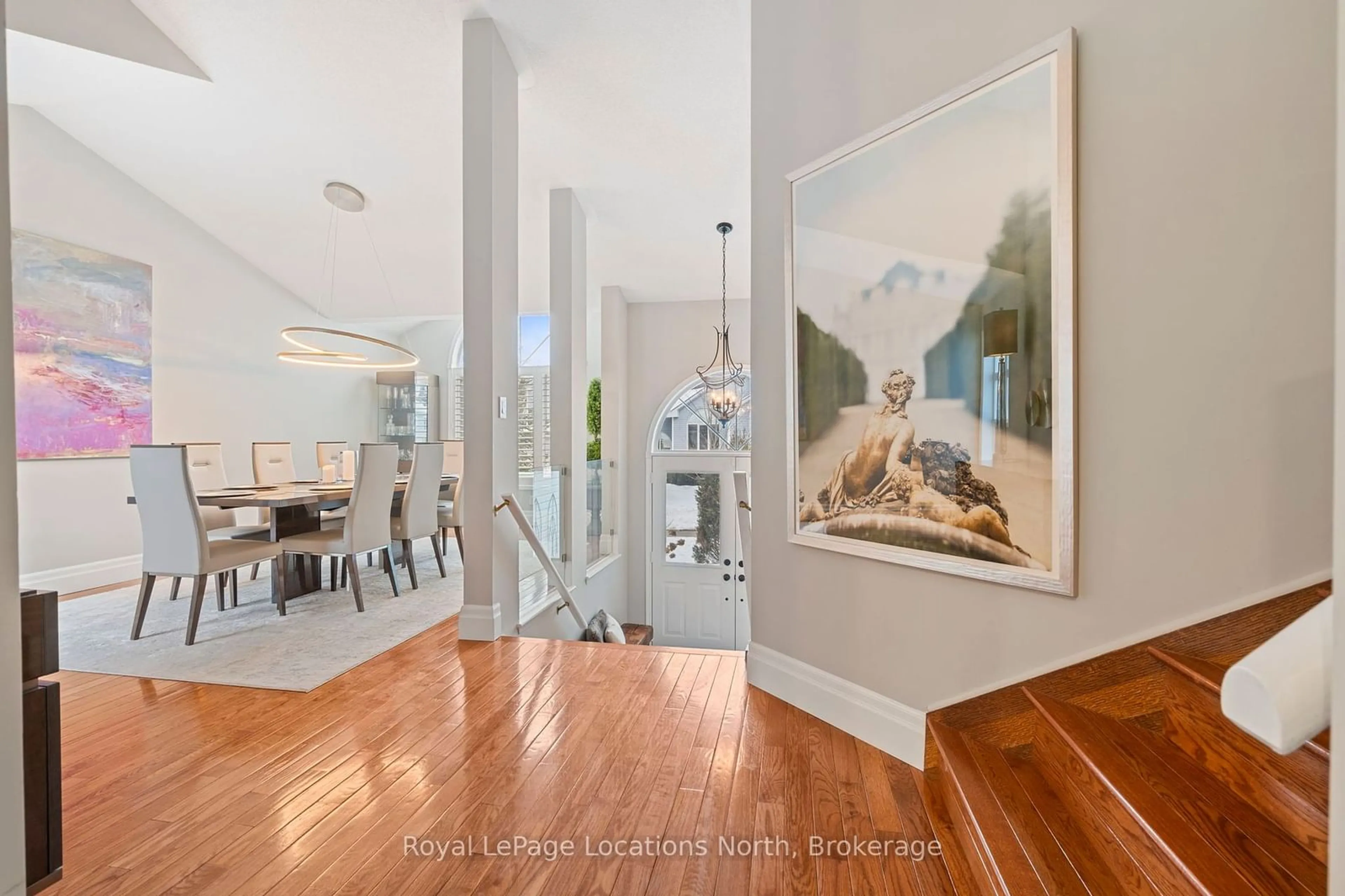 Indoor foyer for 20 Sundial Crt, Collingwood Ontario L9Y 5E4