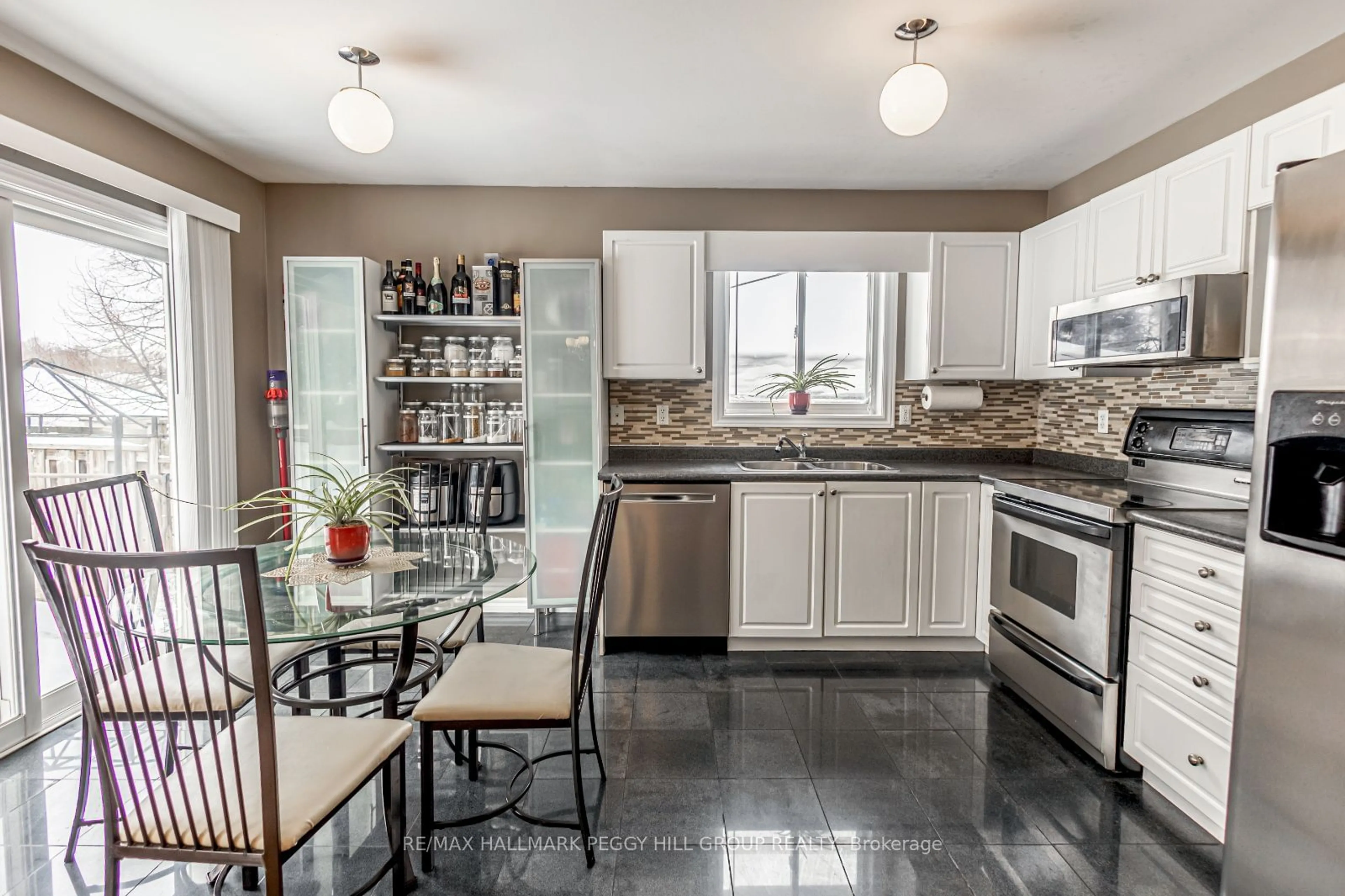 Open concept kitchen, ceramic/tile floor for 115 Lion's Gate Blvd, Barrie Ontario L4M 7E5