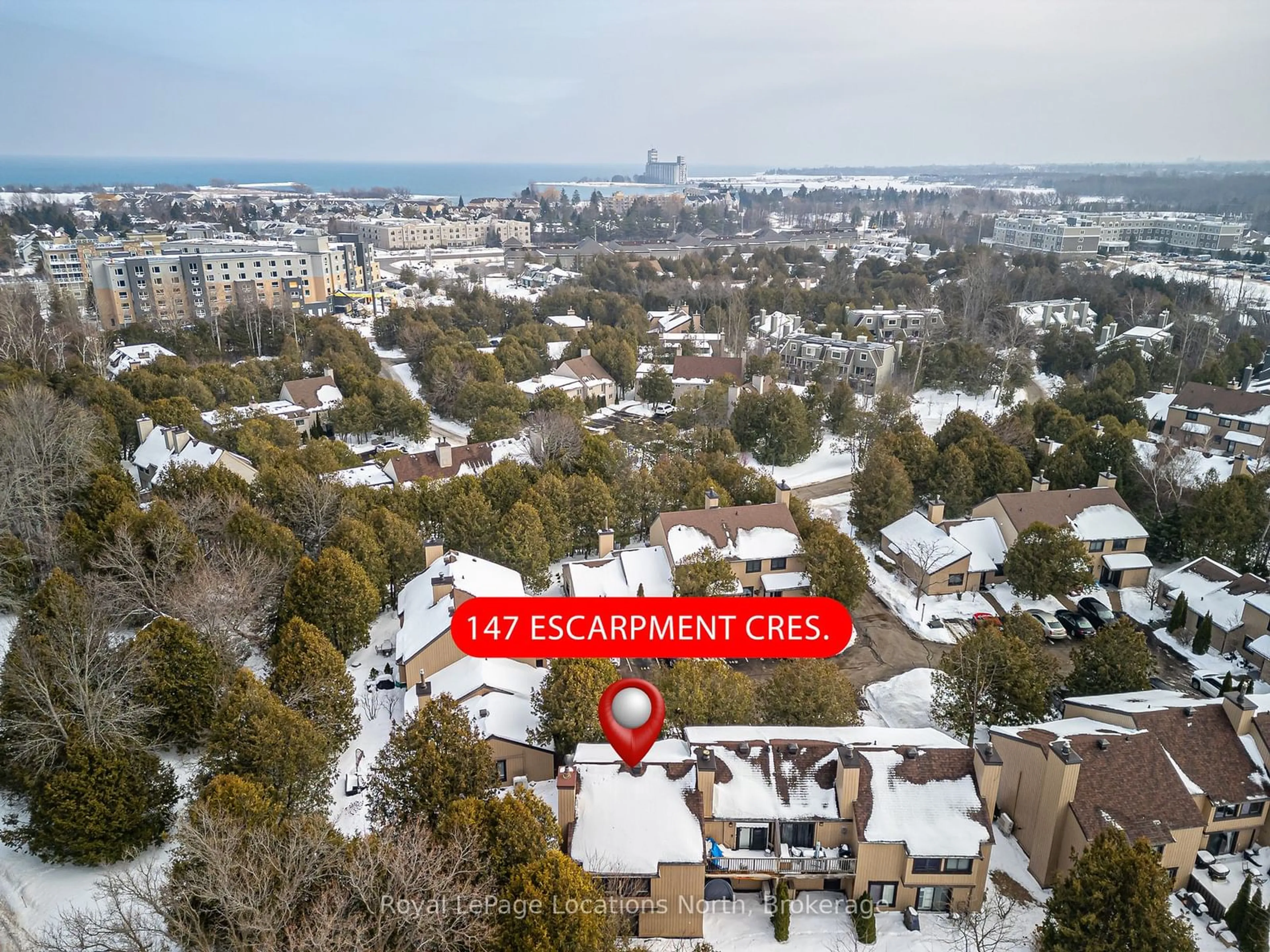 A pic from outside/outdoor area/front of a property/back of a property/a pic from drone, city buildings view from balcony for 147 Escarpment Cres #7, Collingwood Ontario L9Y 5B4