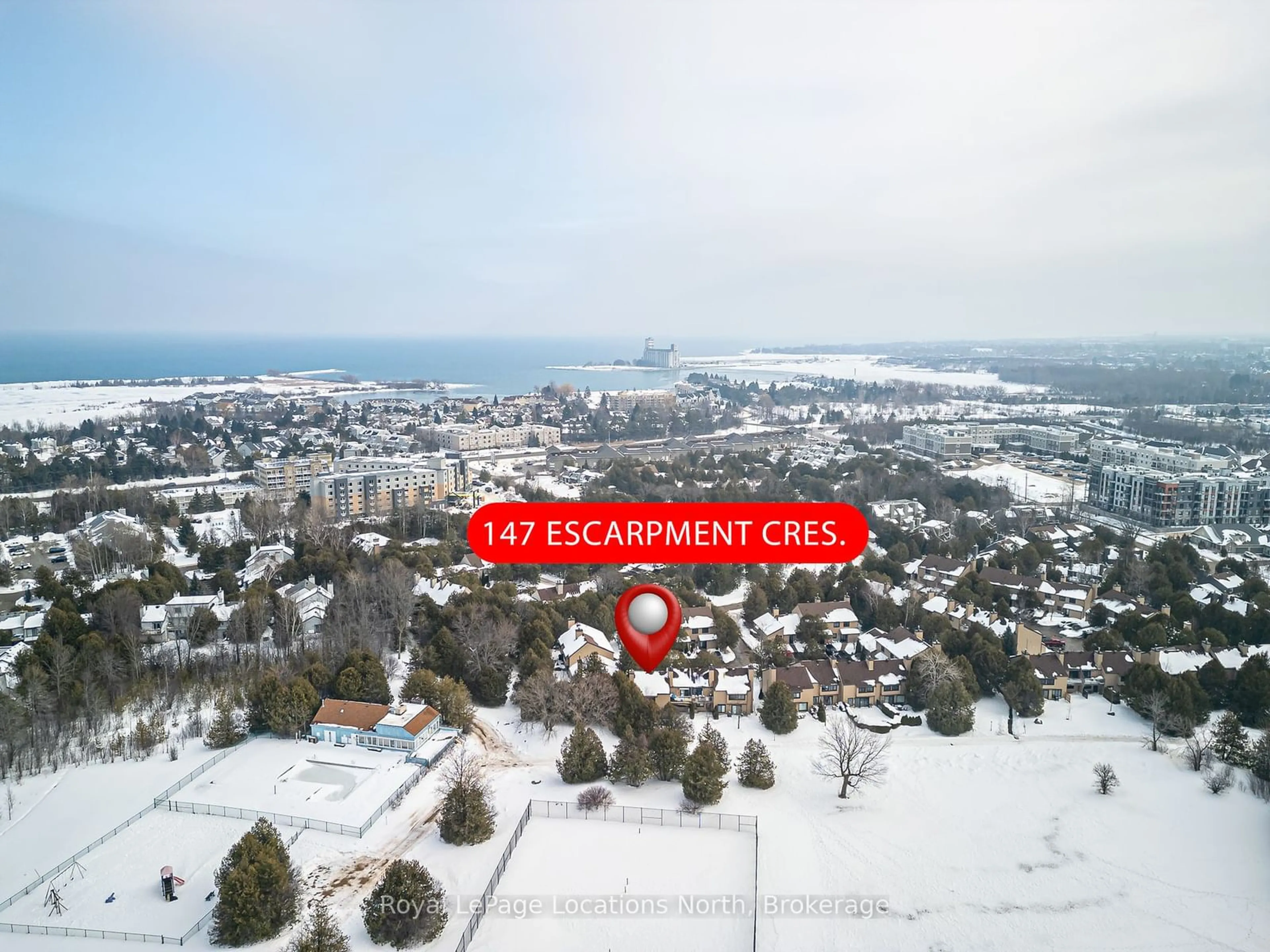 A pic from outside/outdoor area/front of a property/back of a property/a pic from drone, unknown for 147 Escarpment Cres #7, Collingwood Ontario L9Y 5B4