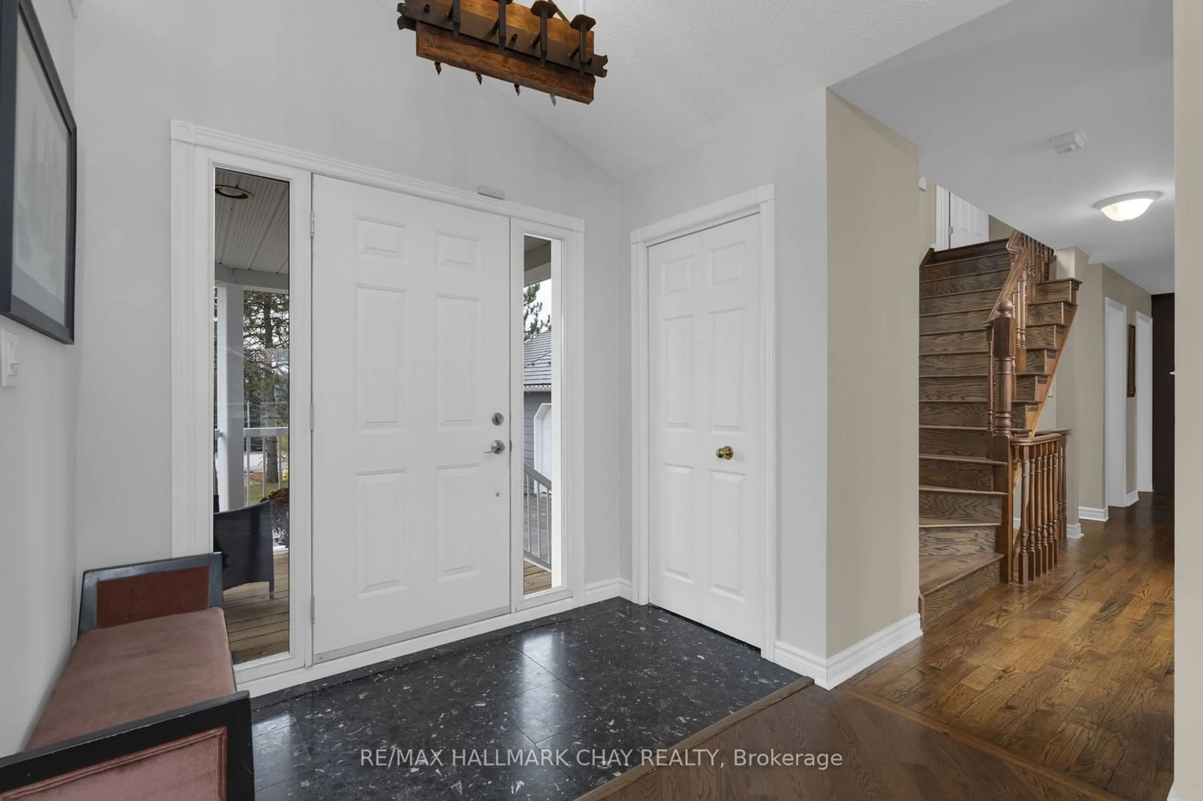 Indoor entryway for 54 Highland Dr, Oro-Medonte Ontario L0L 2L0