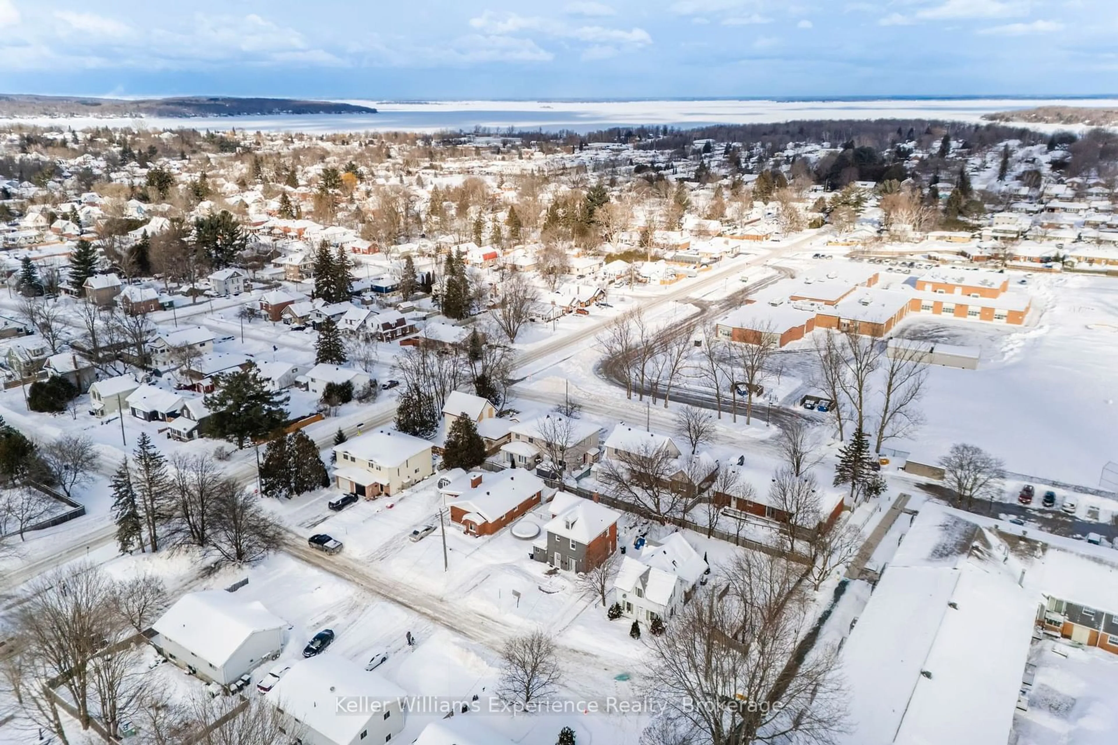 A pic from outside/outdoor area/front of a property/back of a property/a pic from drone, street for 543 Nelson St, Midland Ontario L4R 3L7