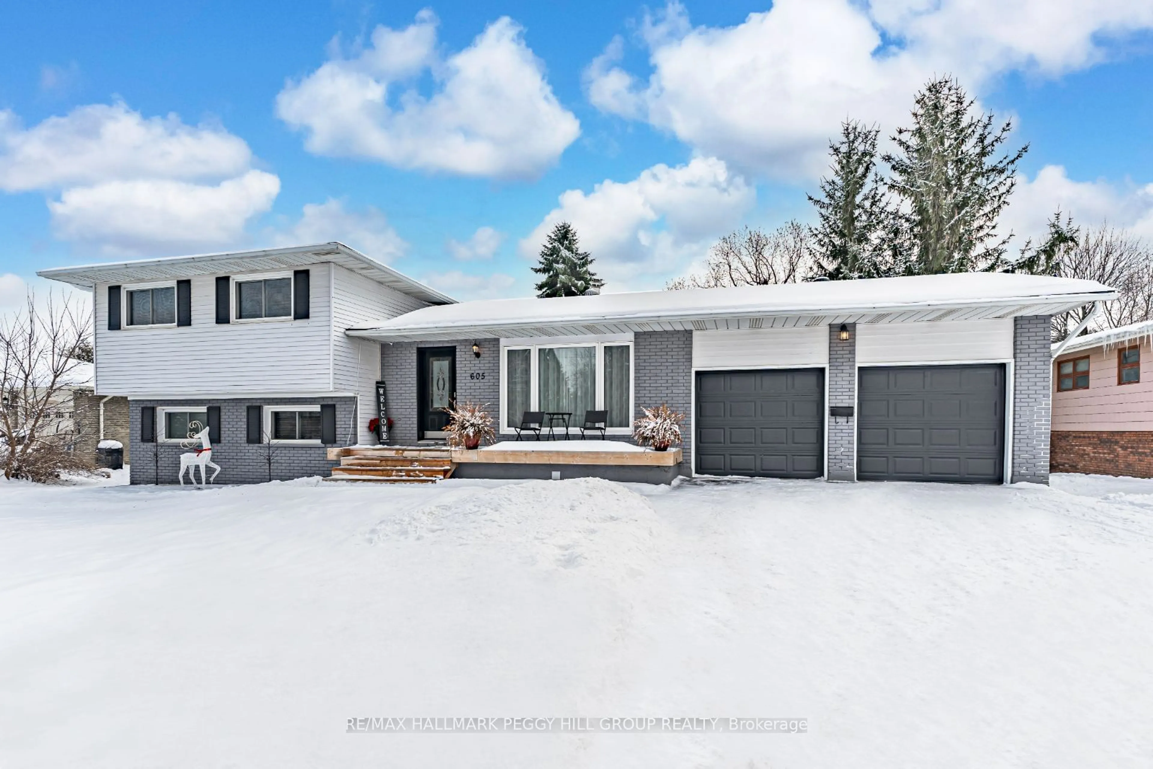 Home with vinyl exterior material, street for 605 Big Bay Point Rd, Barrie Ontario L4N 3Z9