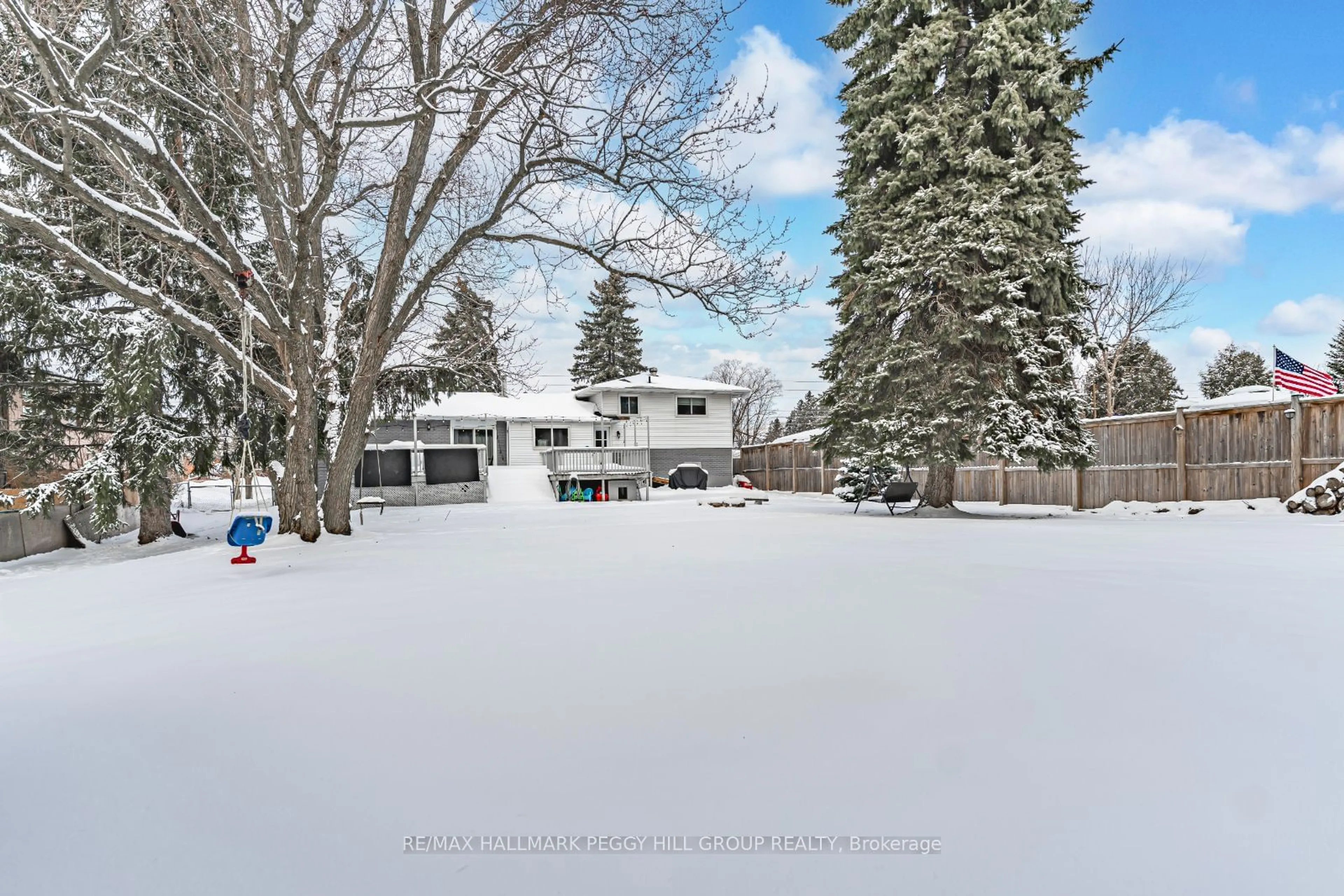 A pic from outside/outdoor area/front of a property/back of a property/a pic from drone, street for 605 Big Bay Point Rd, Barrie Ontario L4N 3Z9