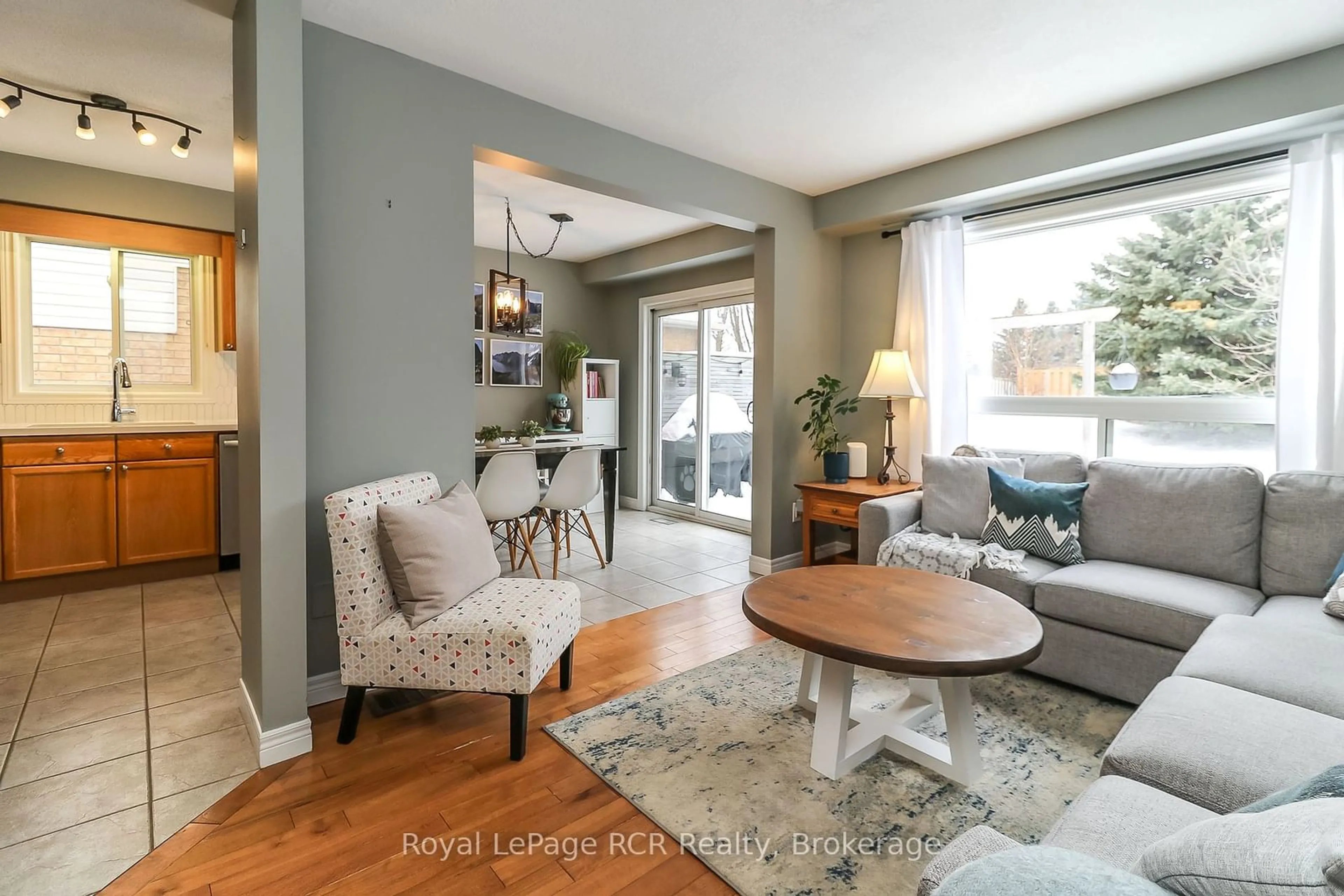 Living room with furniture, wood/laminate floor for 50 Highlands Cres, Collingwood Ontario L9Y 5H3