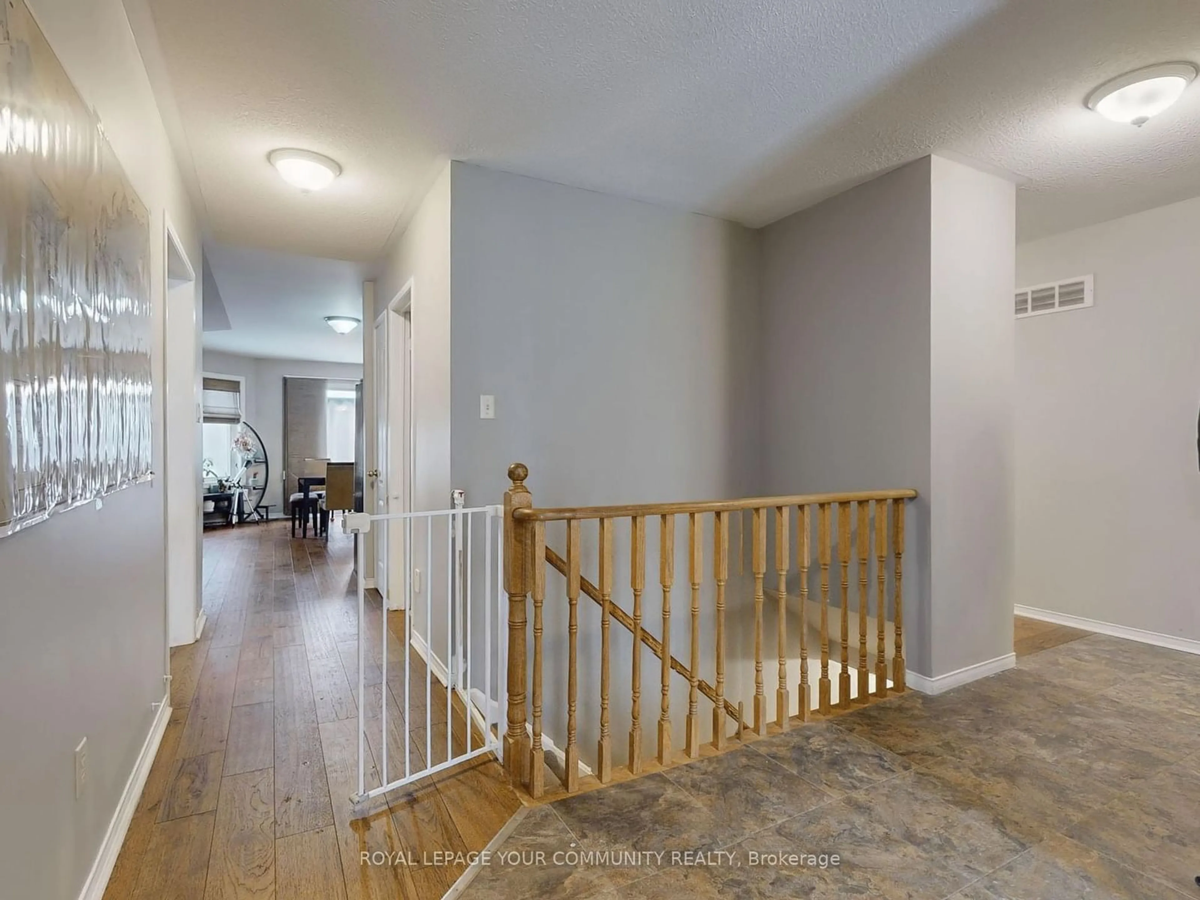 Indoor foyer for 105 Brown St, Barrie Ontario L4N 7V6