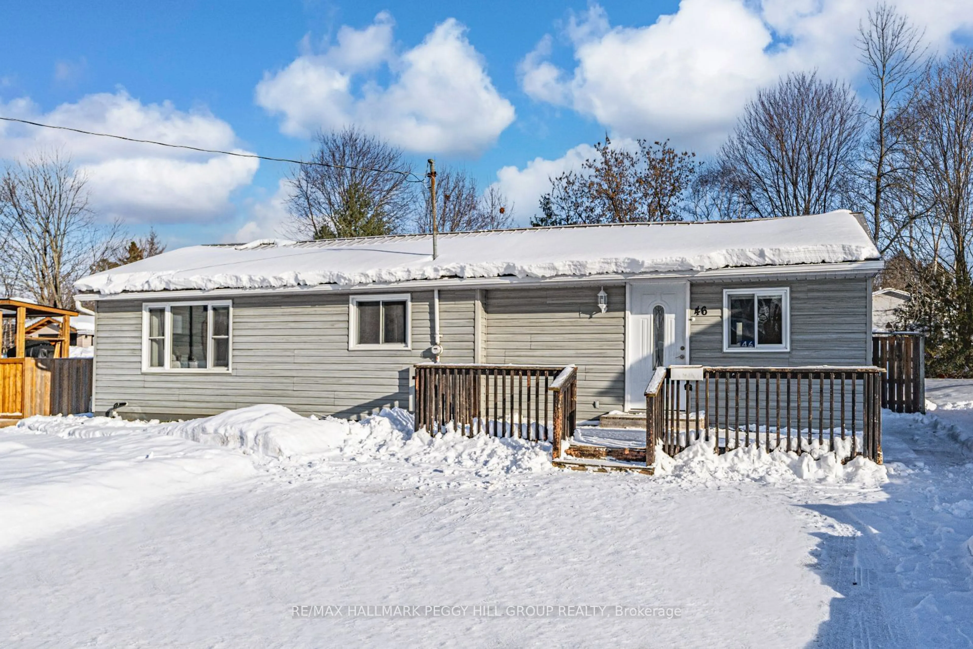 Home with vinyl exterior material, street for 46 Creighton St, Orillia Ontario L3V 1A8