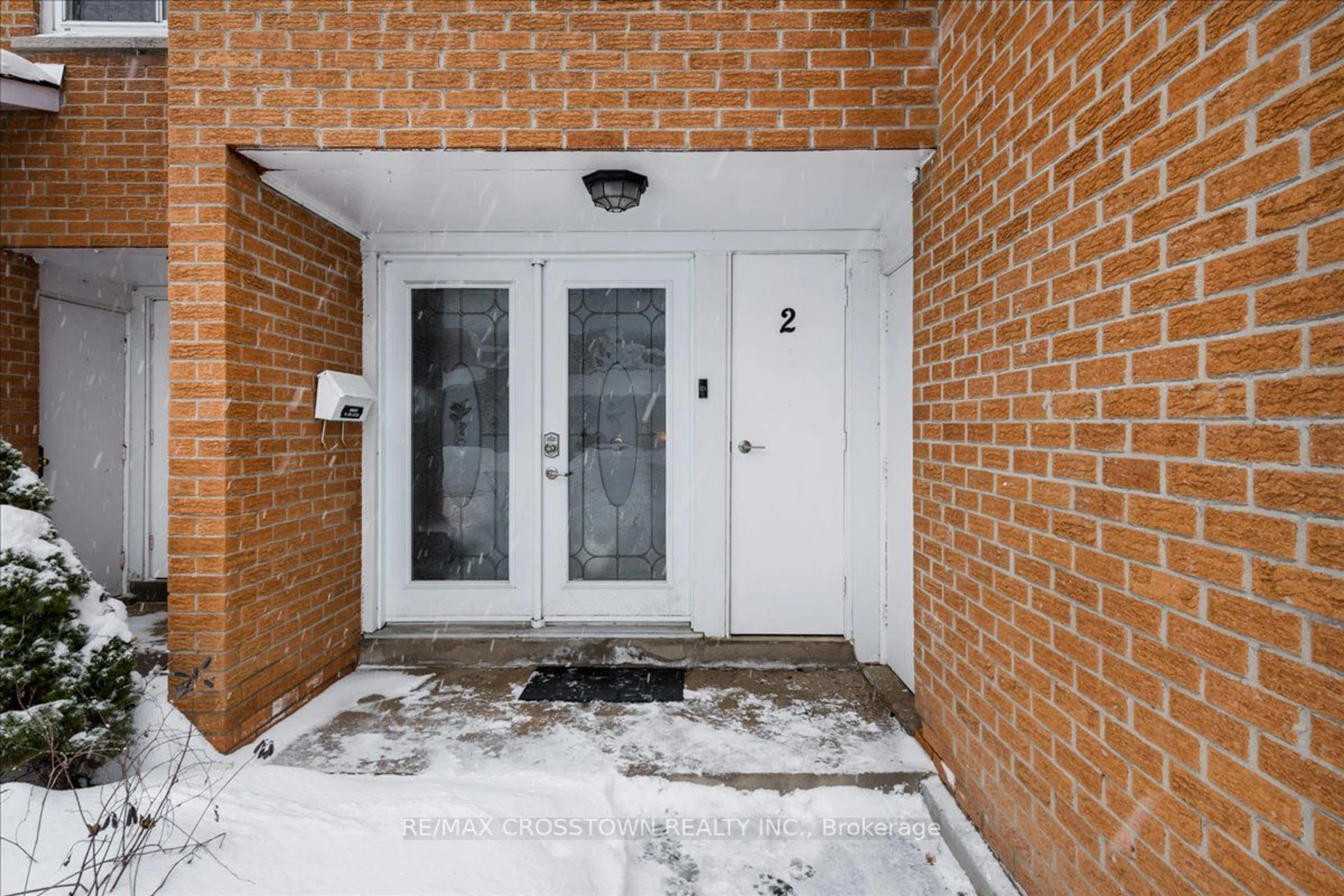 Indoor entryway for 235 Steel St #2, Barrie Ontario L4M 2H1