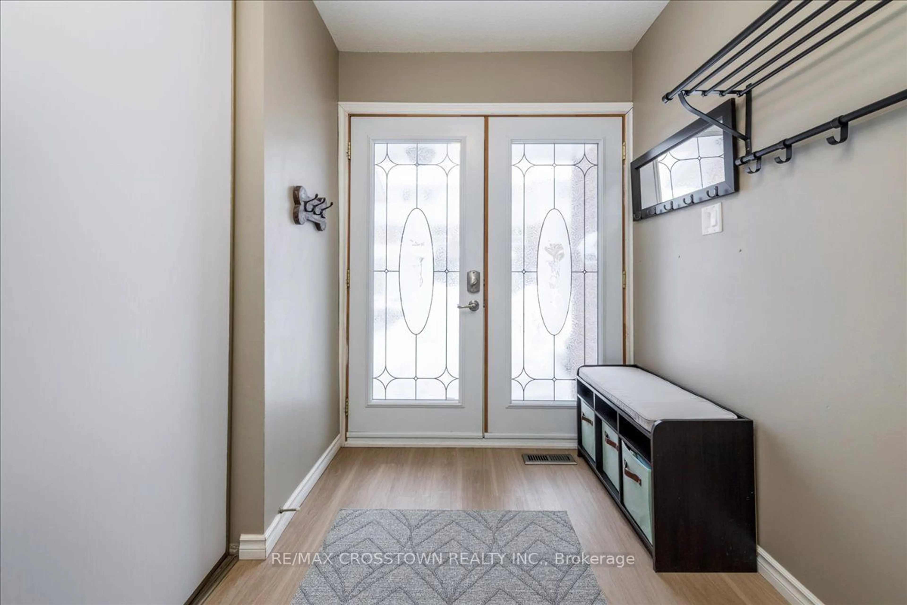 Indoor entryway for 235 Steel St #2, Barrie Ontario L4M 2H1