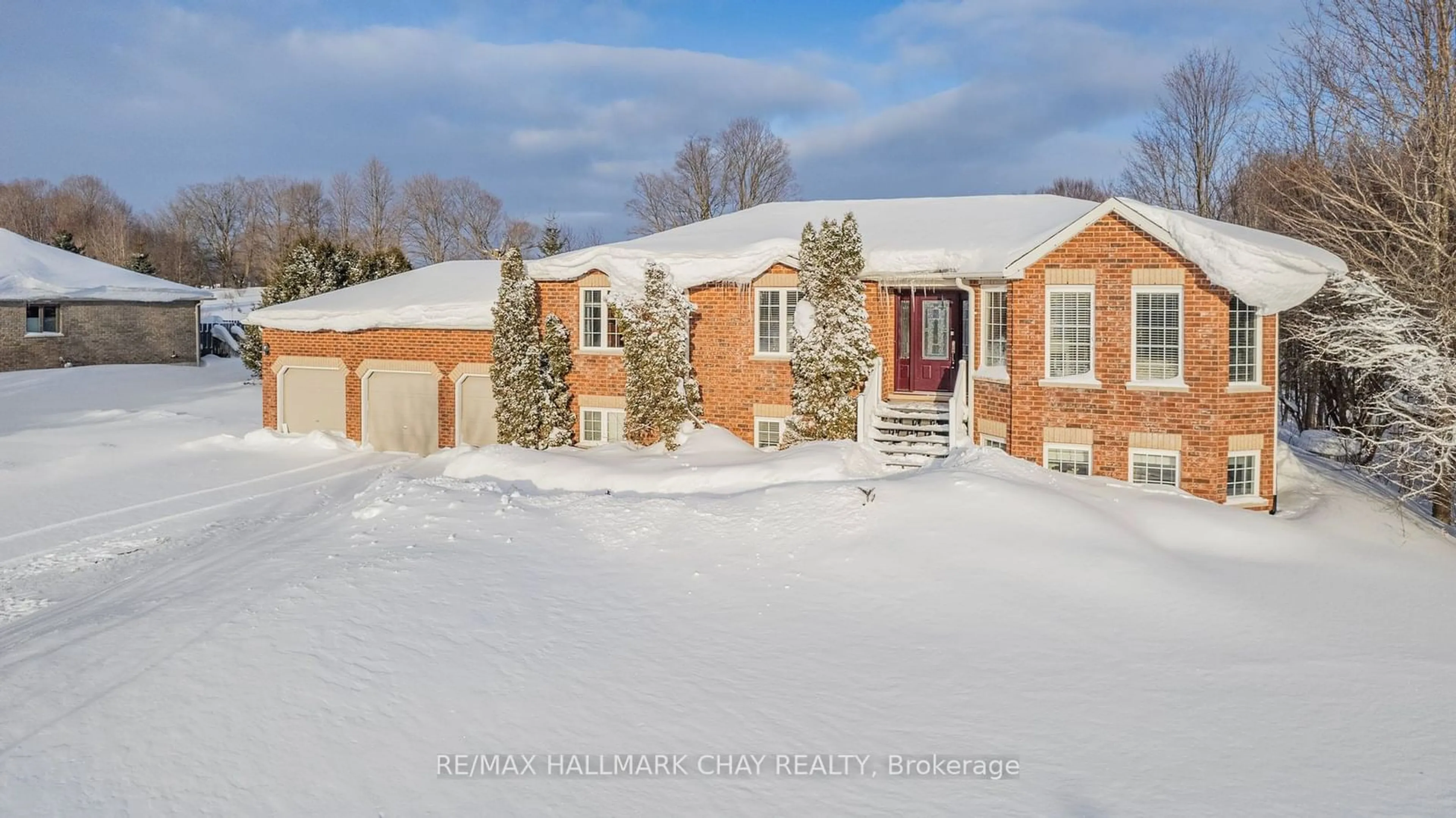 A pic from outside/outdoor area/front of a property/back of a property/a pic from drone, street for 20 Lauder Rd, Oro-Medonte Ontario L0L 2L0