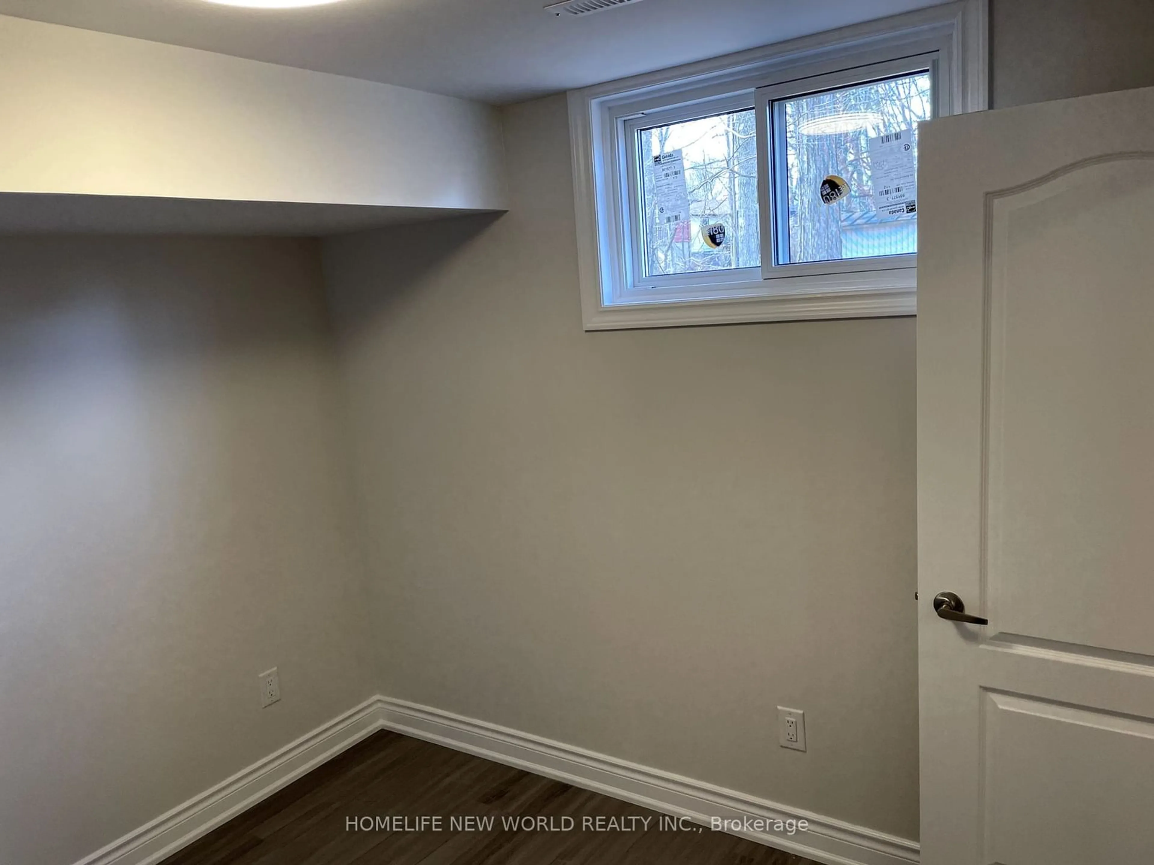 A pic of a room for 8 Maplehurst Cres, Barrie Ontario L4M 4X2