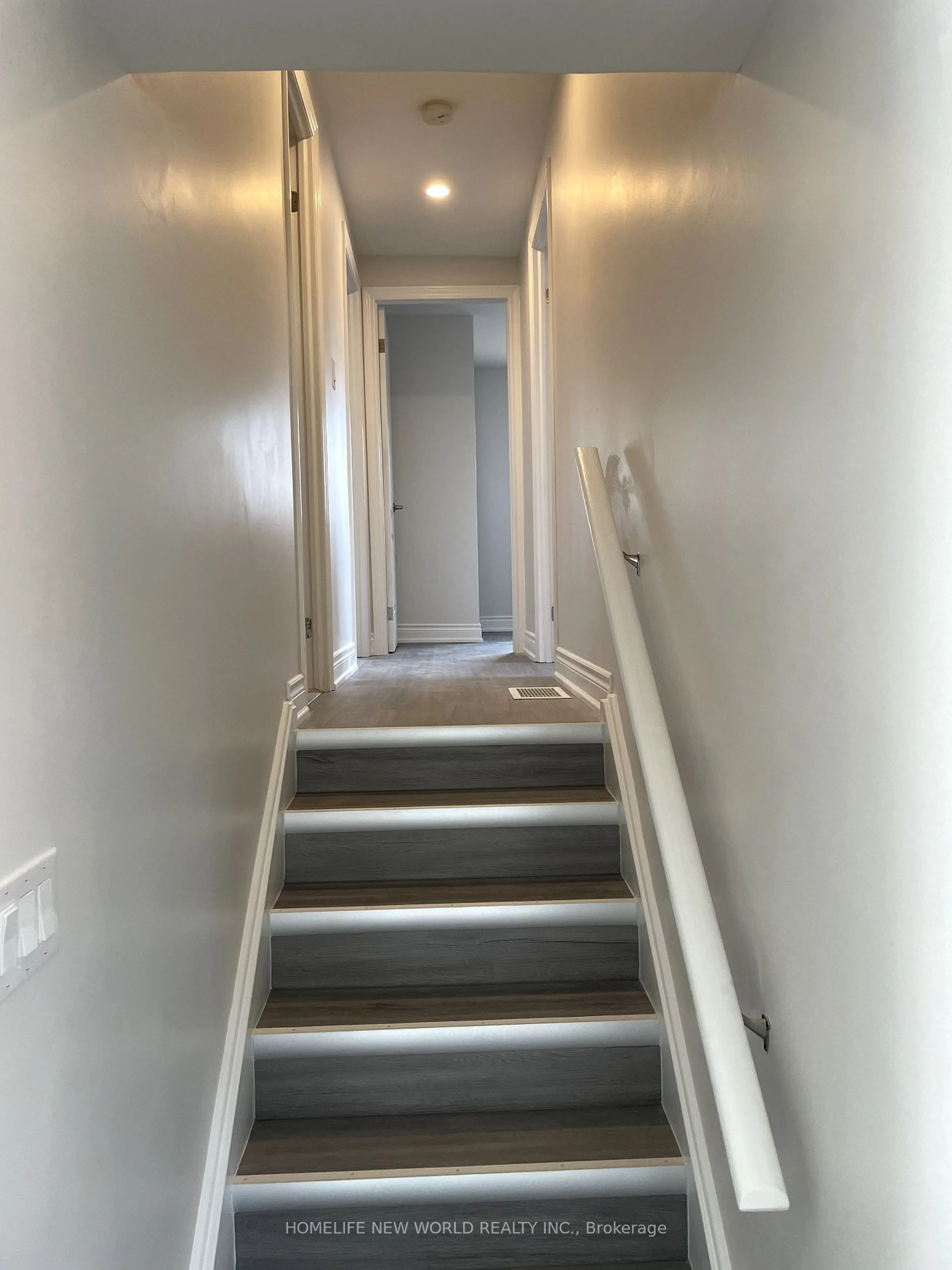 Stairs for 8 Maplehurst Cres, Barrie Ontario L4M 4X2