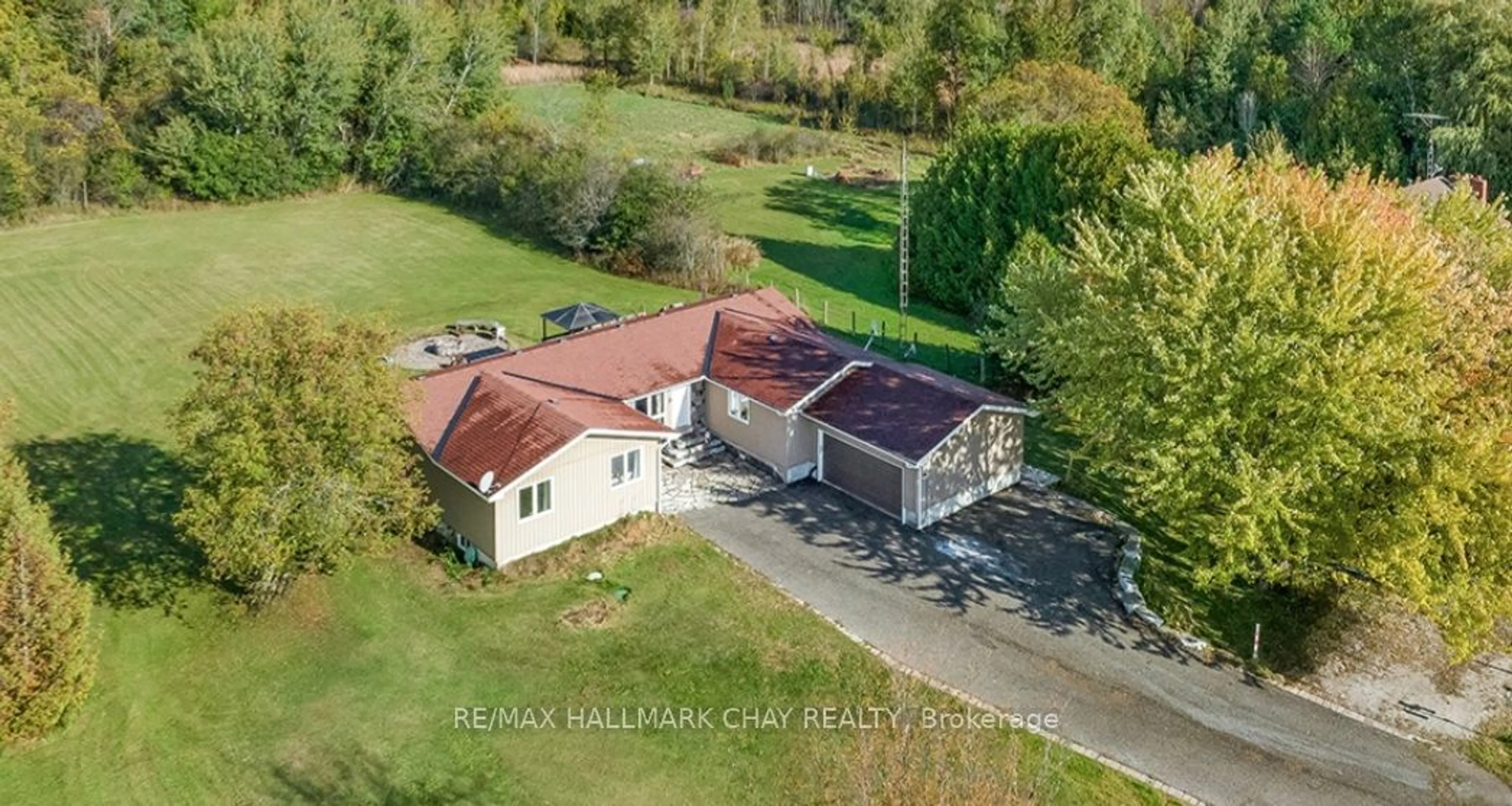 A pic from outside/outdoor area/front of a property/back of a property/a pic from drone, building for 1075 3 Line, Oro-Medonte Ontario L0L 2L0