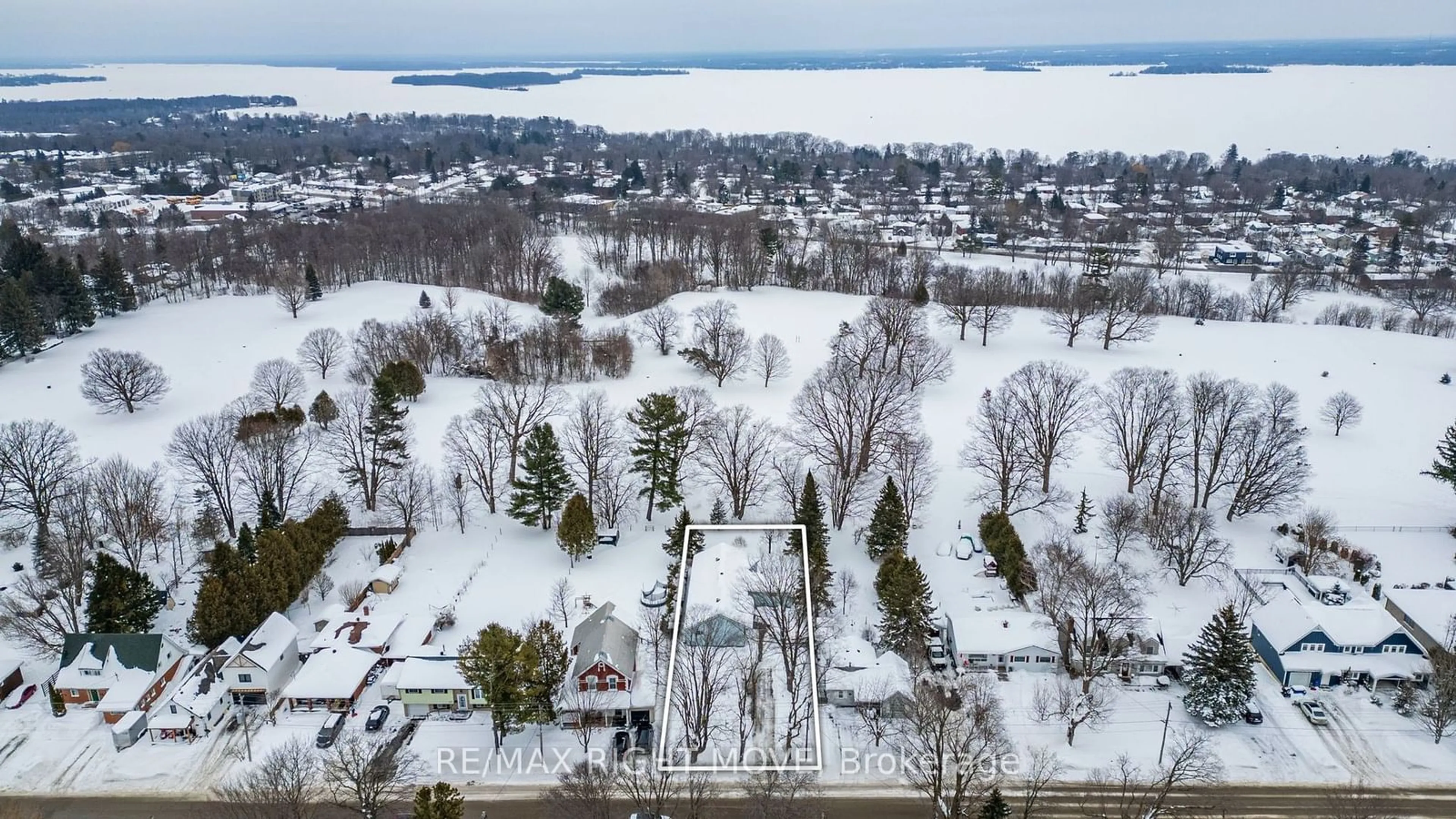 A pic from outside/outdoor area/front of a property/back of a property/a pic from drone, unknown for 386 Peter St, Orillia Ontario L3V 5A7