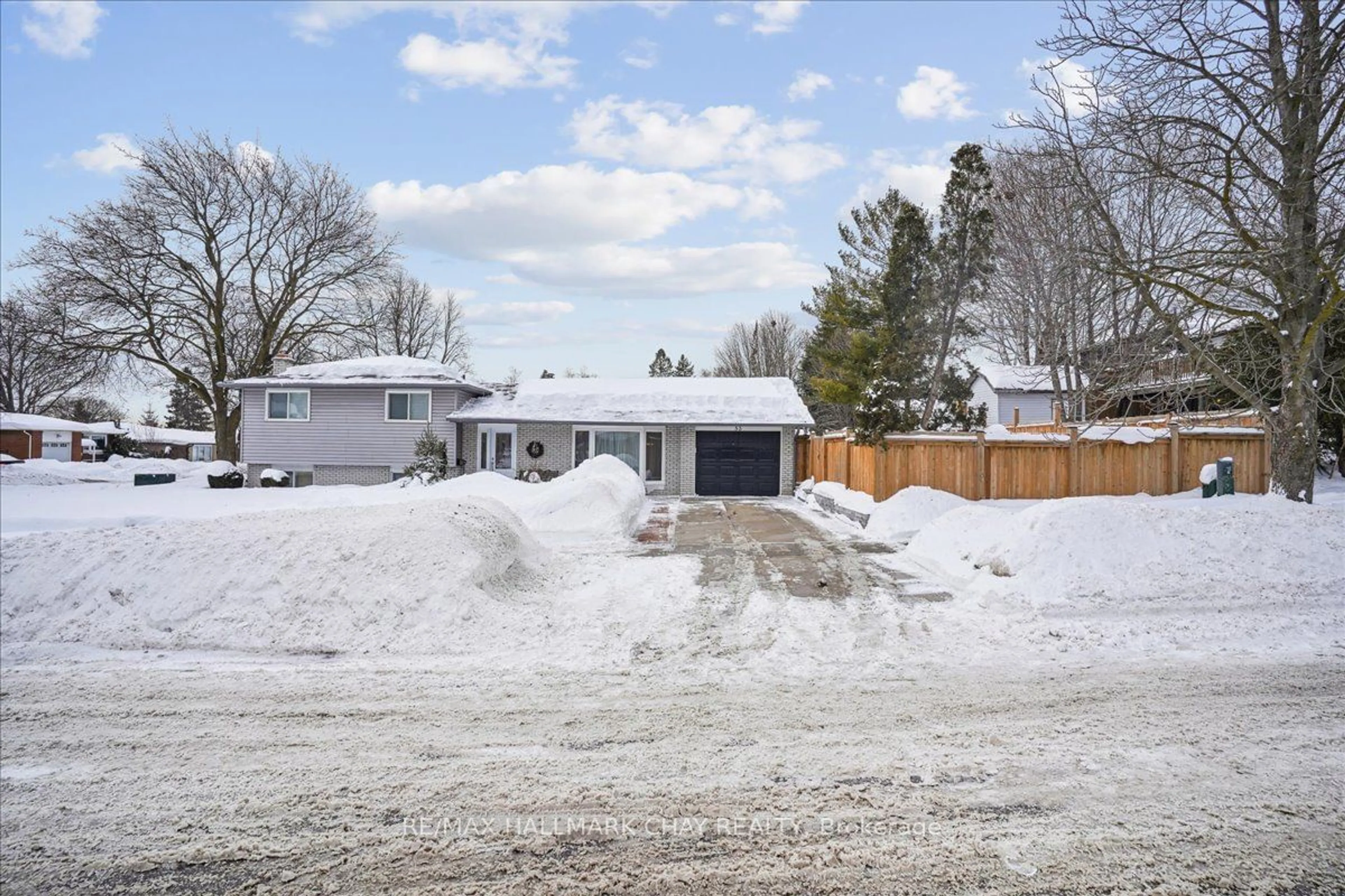 A pic from outside/outdoor area/front of a property/back of a property/a pic from drone, street for 53 Roslyn Rd, Barrie Ontario L4M 2X5