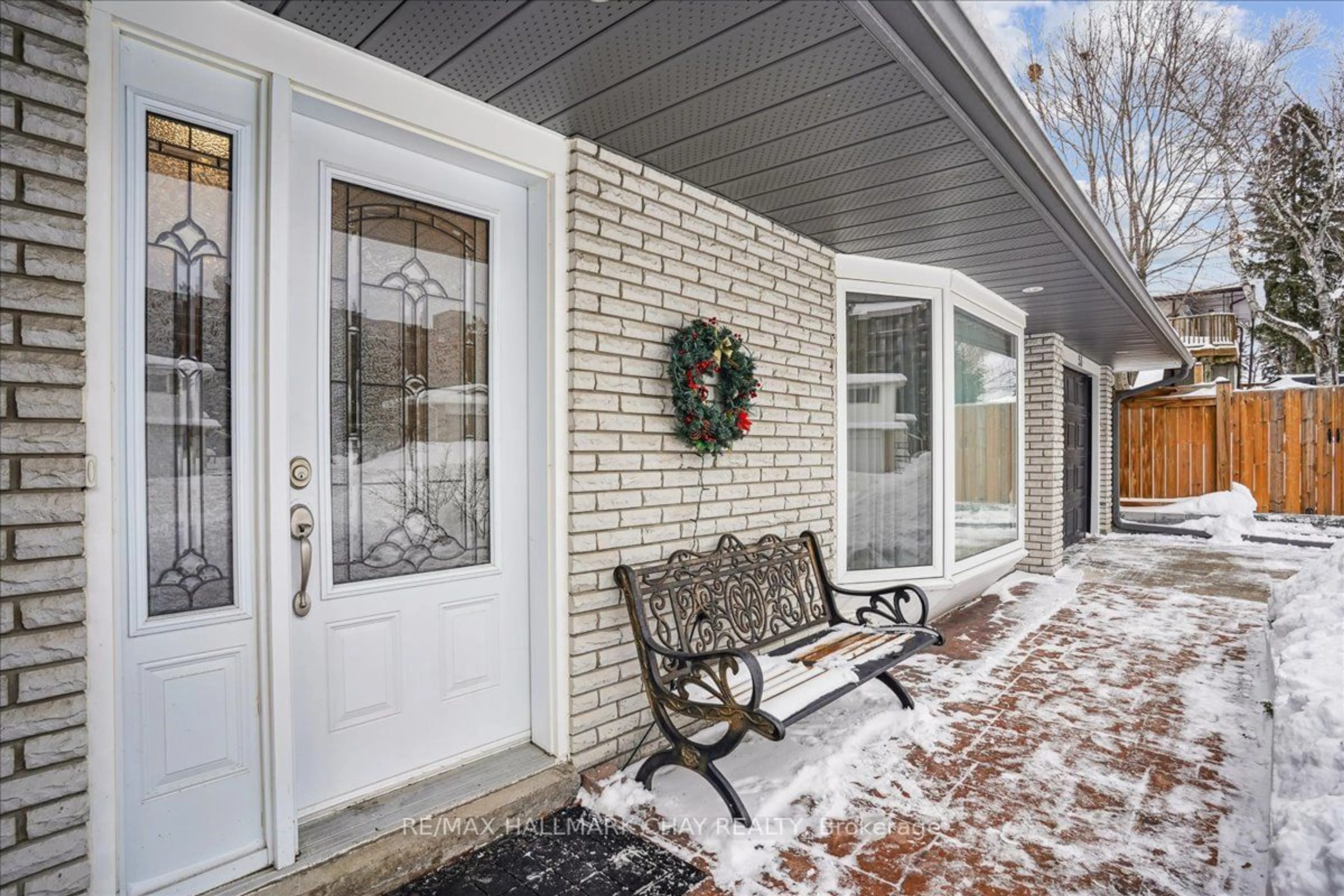 Indoor entryway for 53 Roslyn Rd, Barrie Ontario L4M 2X5