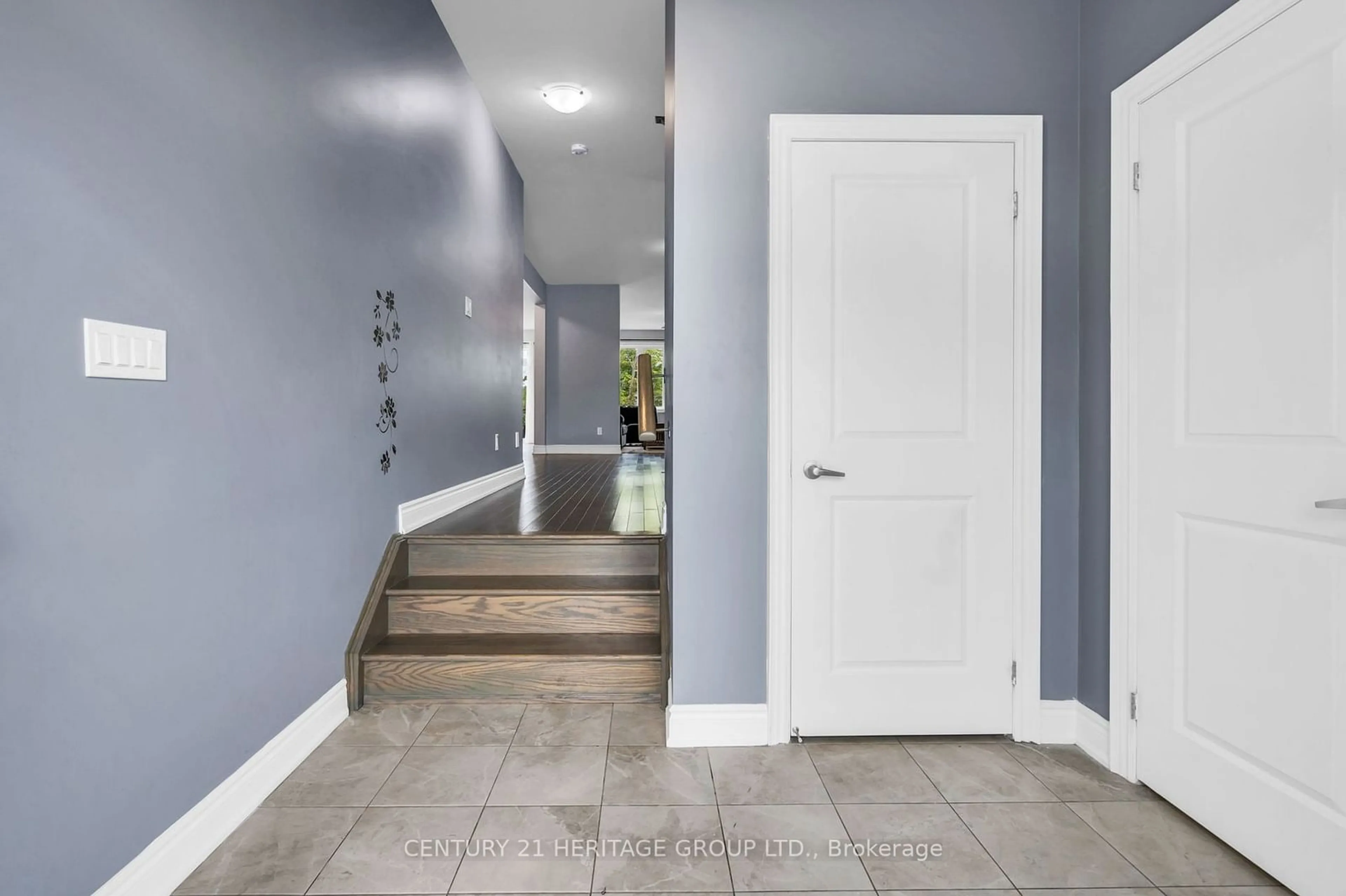 Indoor entryway for 47 Emerald St, Wasaga Beach Ontario L9Z 0K8