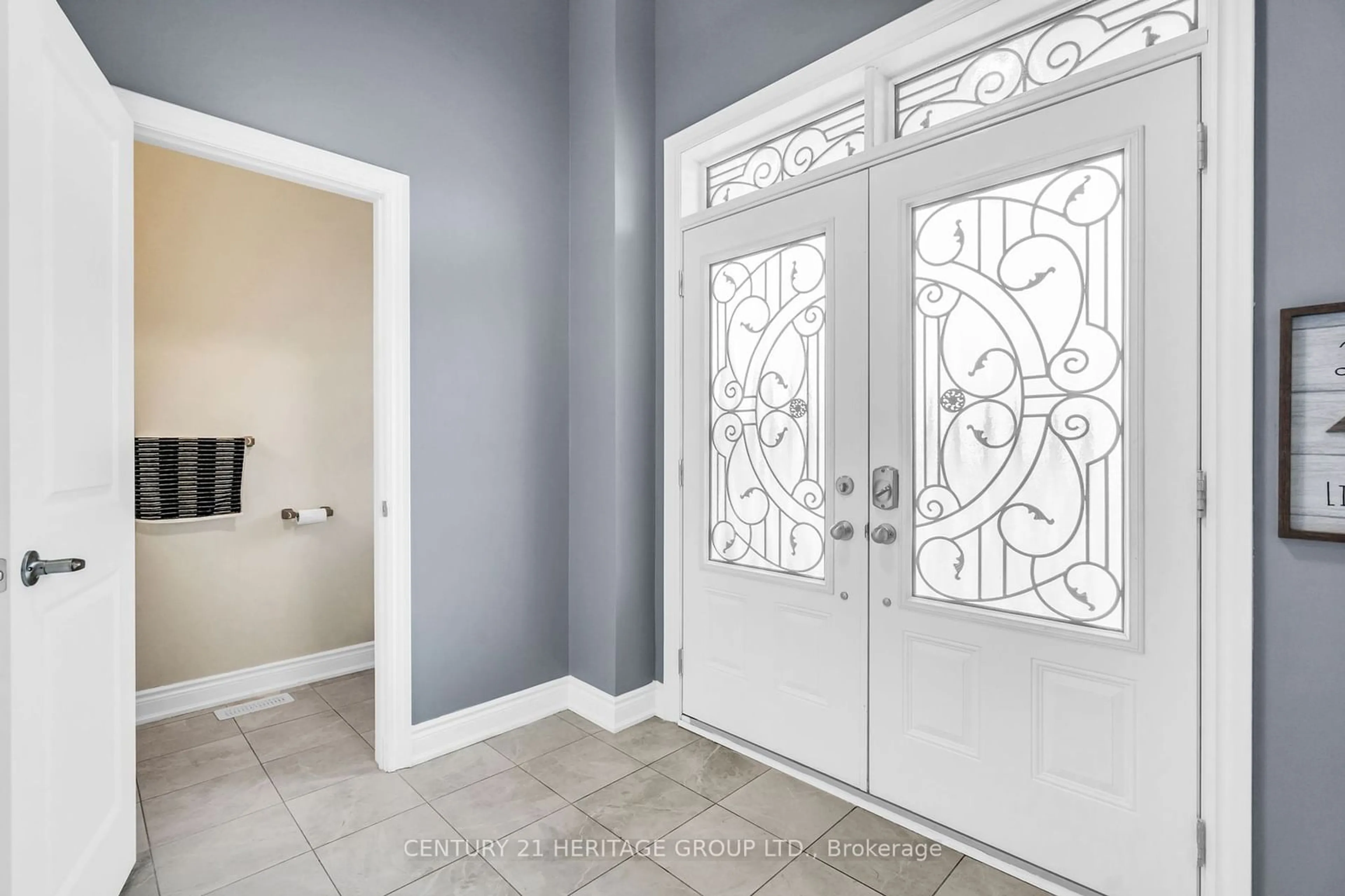 Indoor entryway for 47 Emerald St, Wasaga Beach Ontario L9Z 0K8