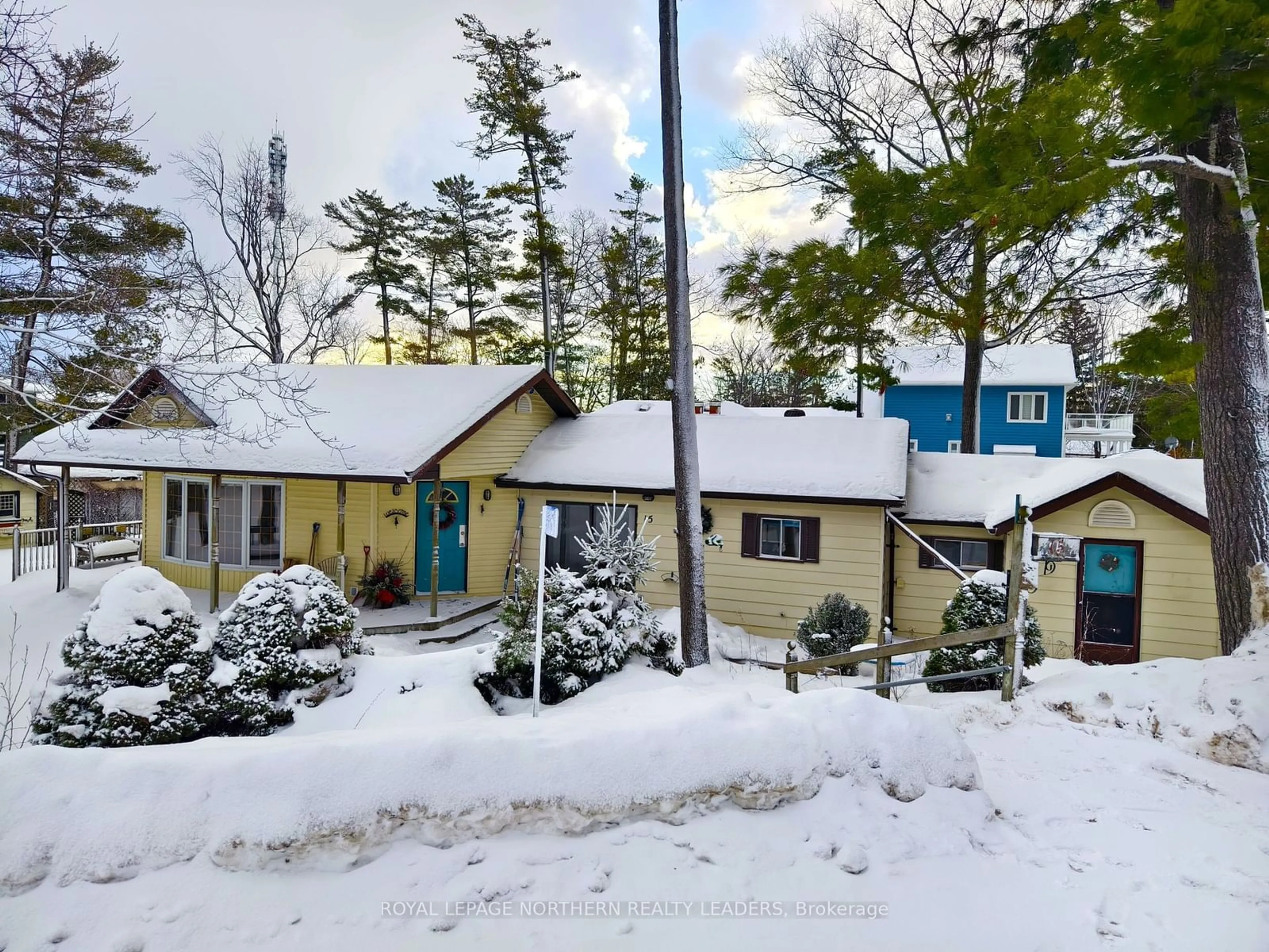 A pic from outside/outdoor area/front of a property/back of a property/a pic from drone, mountain view for 15 Sandpiper Lane, Wasaga Beach Ontario L9Z 2J9