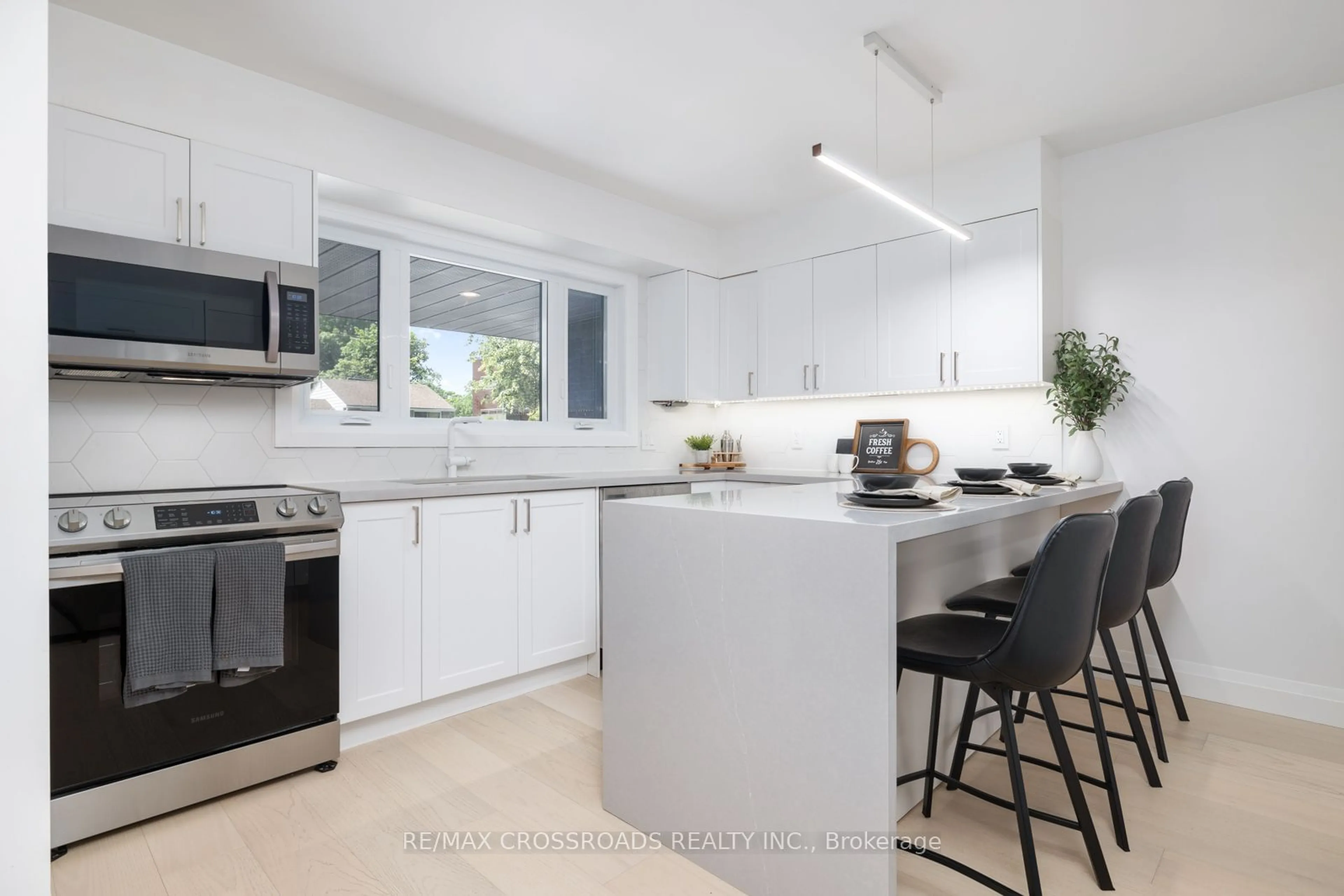 Open concept kitchen, unknown for 36 Queen St, Barrie Ontario L4M 1Z1