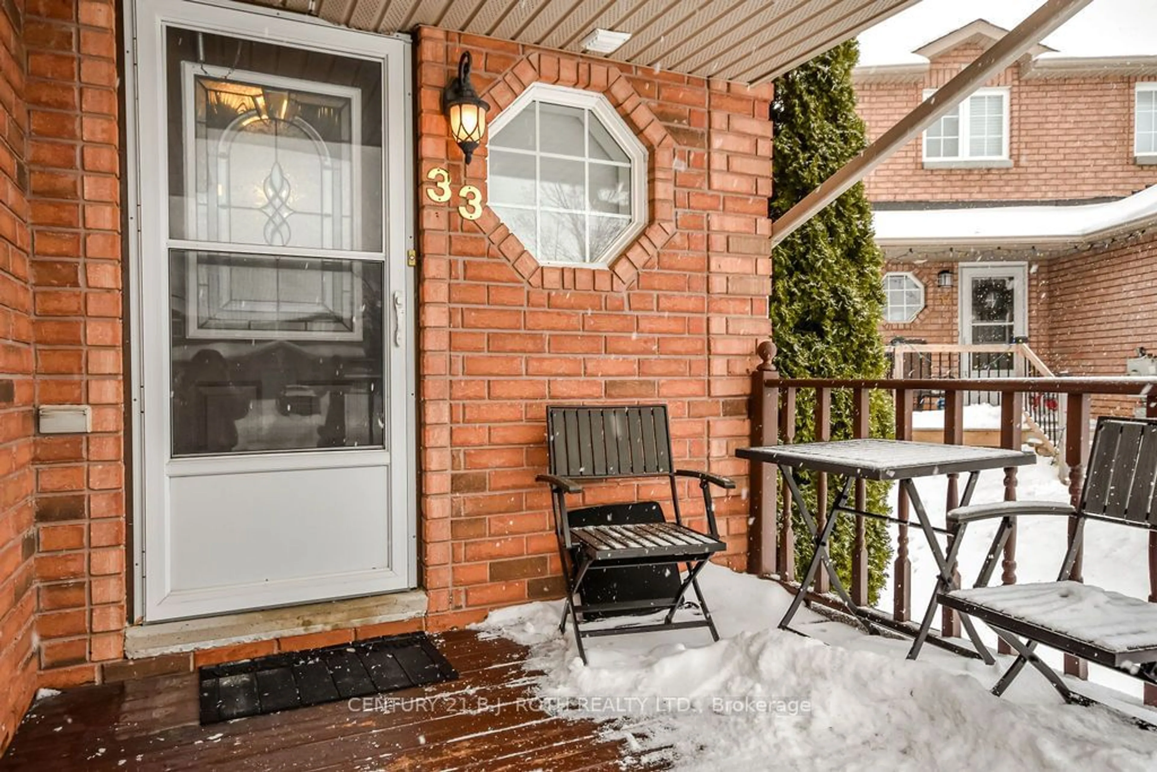 Indoor entryway for 33 Lee Cres, Barrie Ontario L4N 9Z5