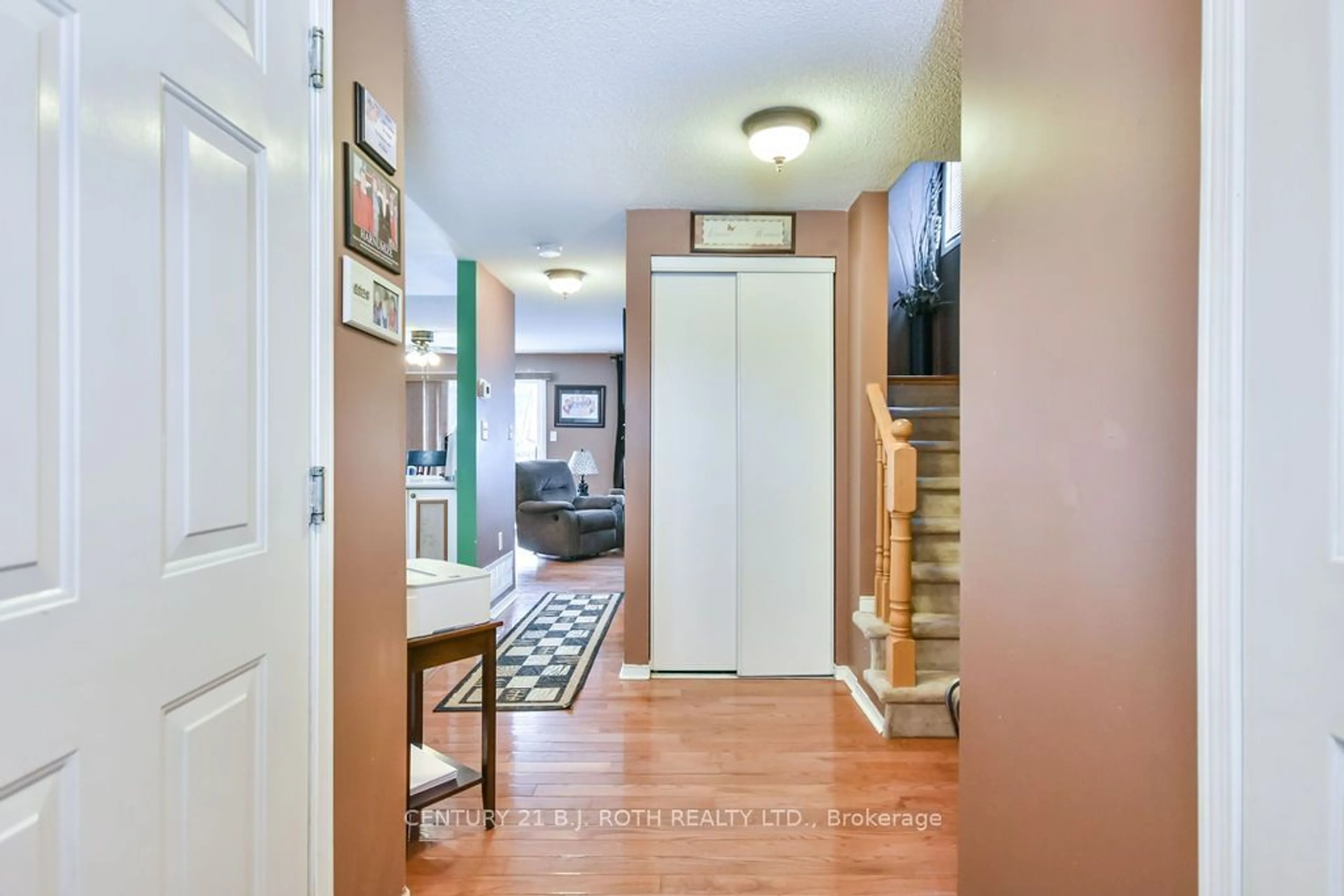 Indoor entryway for 33 Lee Cres, Barrie Ontario L4N 9Z5