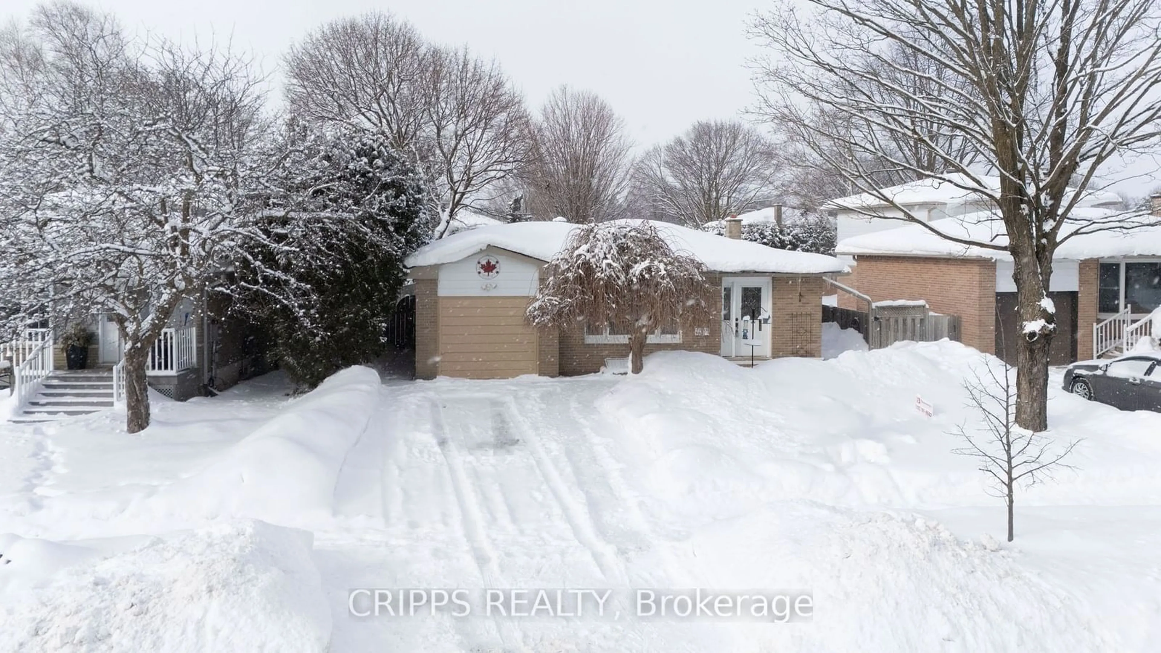 A pic from outside/outdoor area/front of a property/back of a property/a pic from drone, street for 6 Lonsdale Pl, Barrie Ontario L4M 4J1