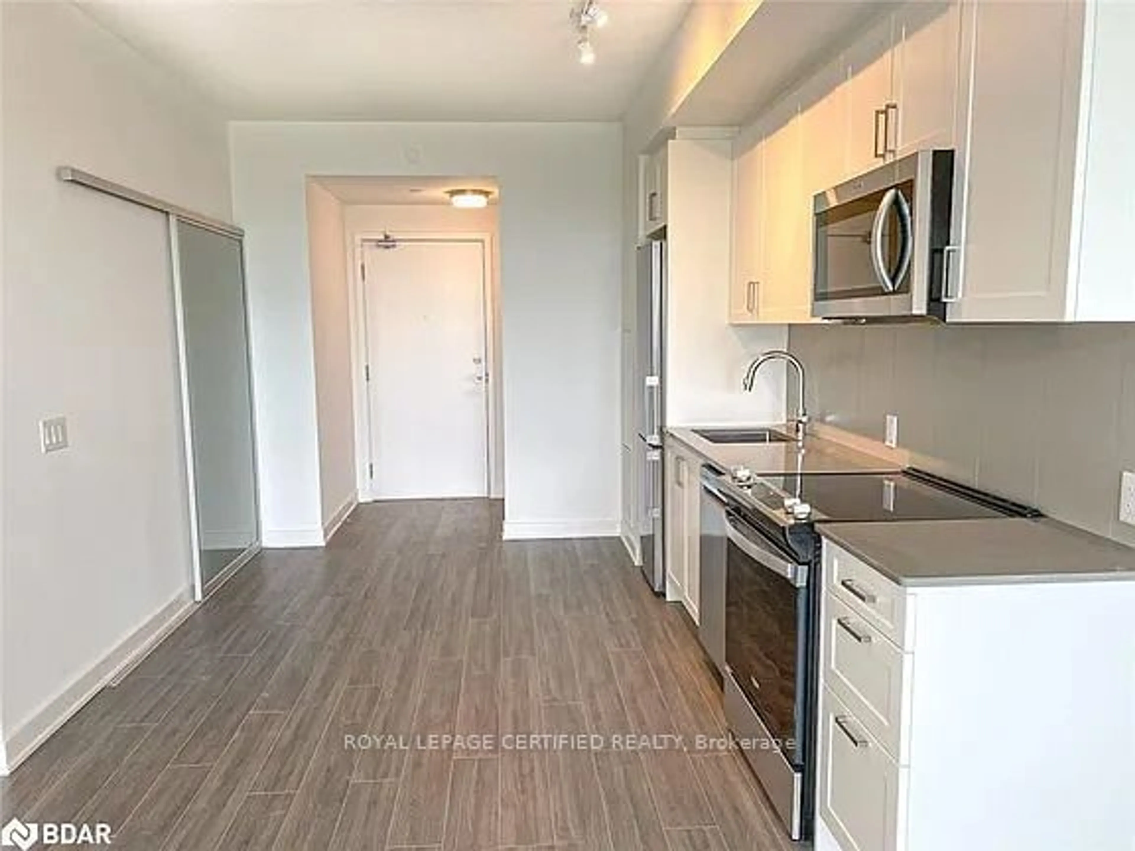 Standard kitchen, wood/laminate floor for 681 Yonge St #317, Barrie Ontario L4N 4E8