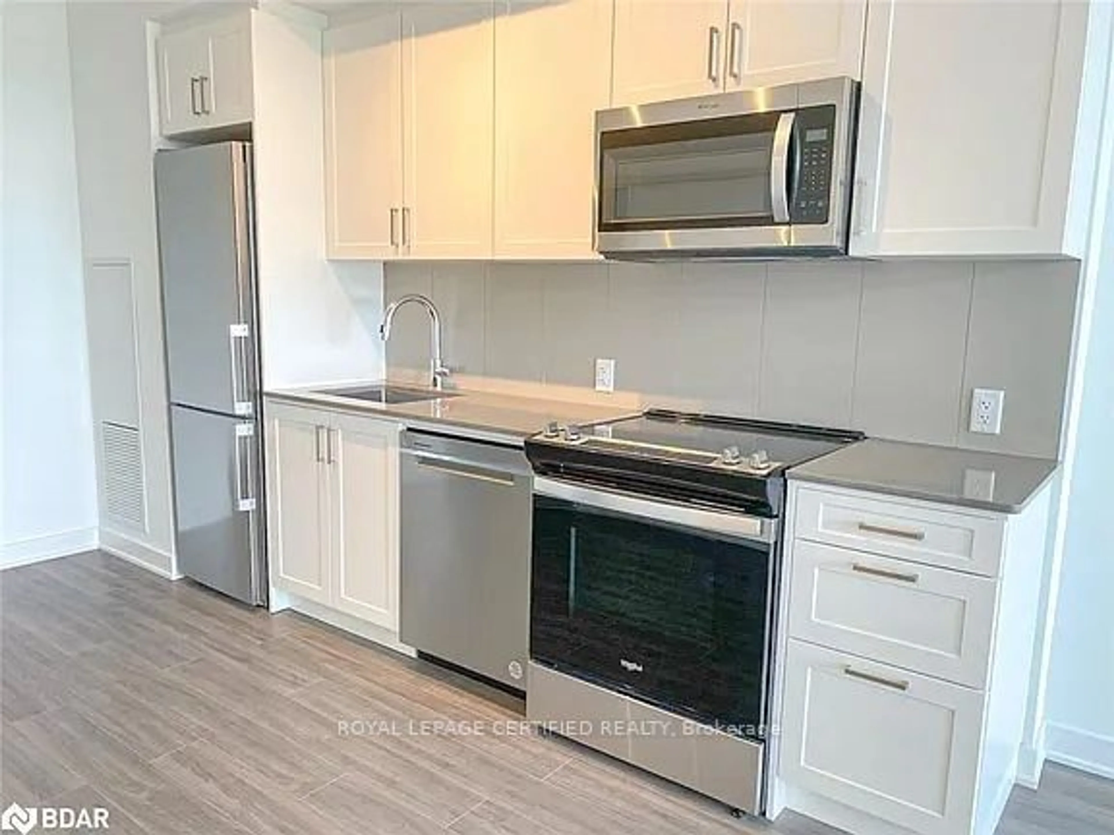 Standard kitchen, wood/laminate floor for 681 Yonge St #317, Barrie Ontario L4N 4E8