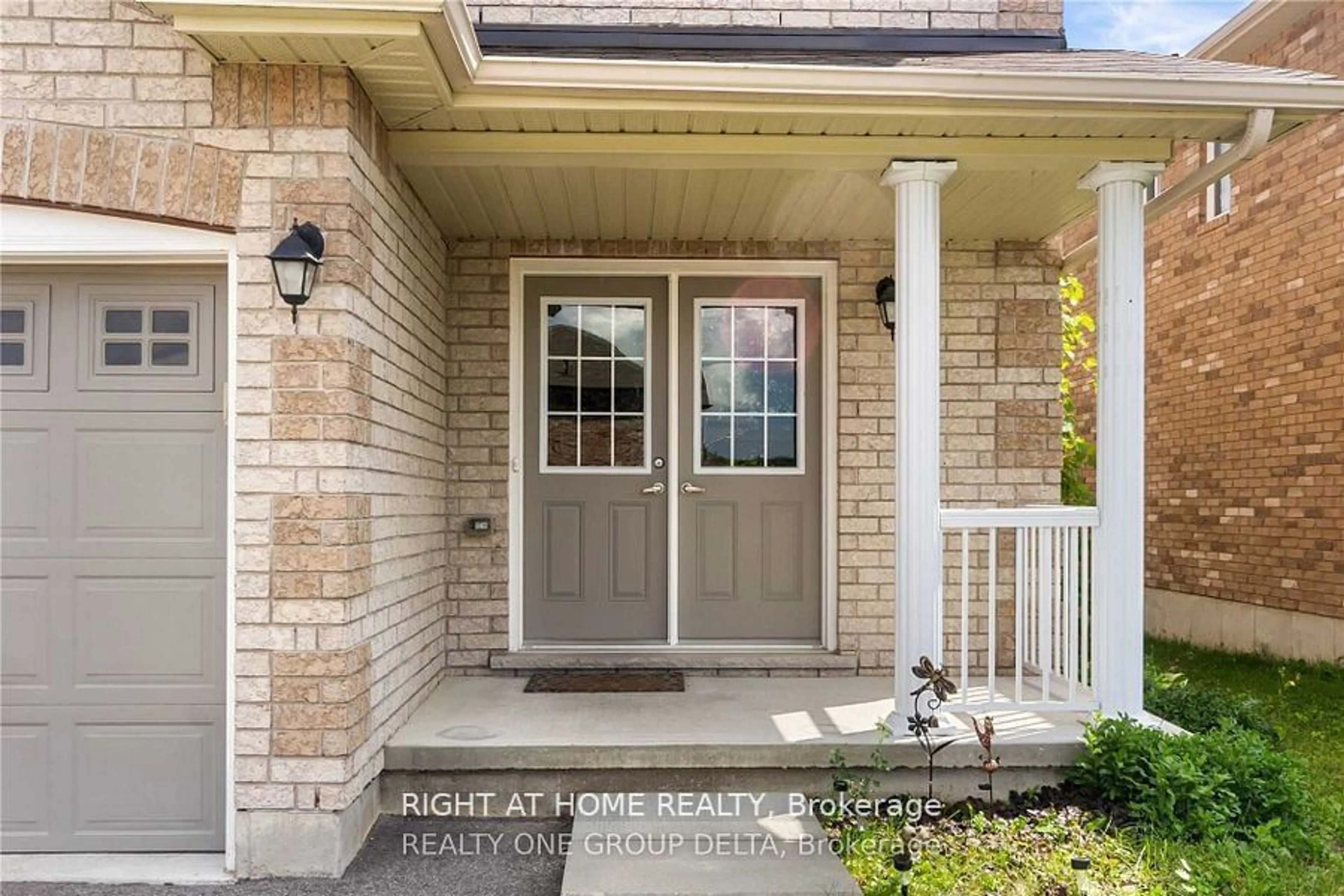 Indoor entryway for 3 Crew Crt, Barrie Ontario L4N 5S4