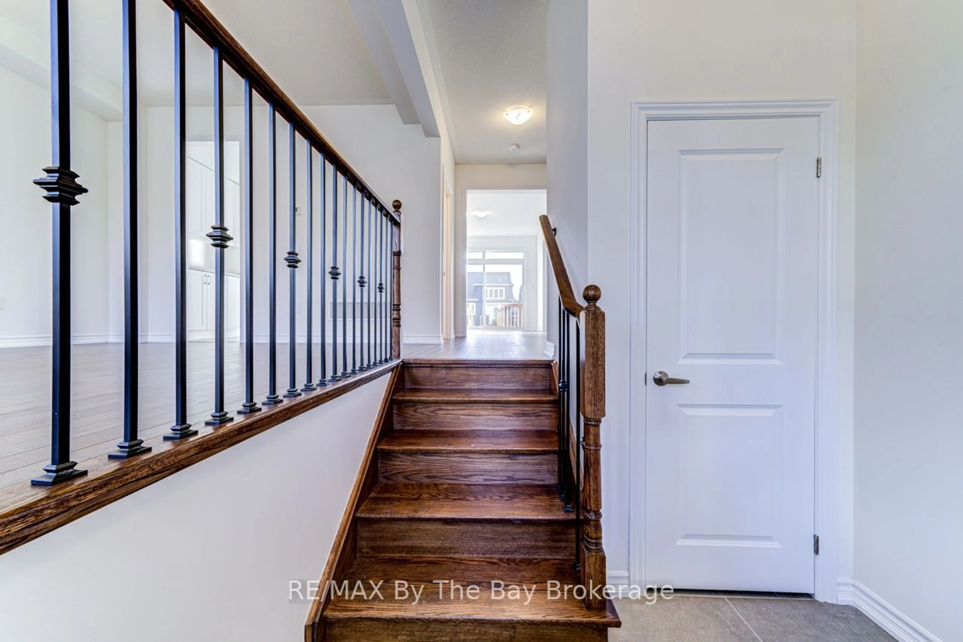 Indoor entryway for 162 Mapleside Dr, Wasaga Beach Ontario L9Z 0L4