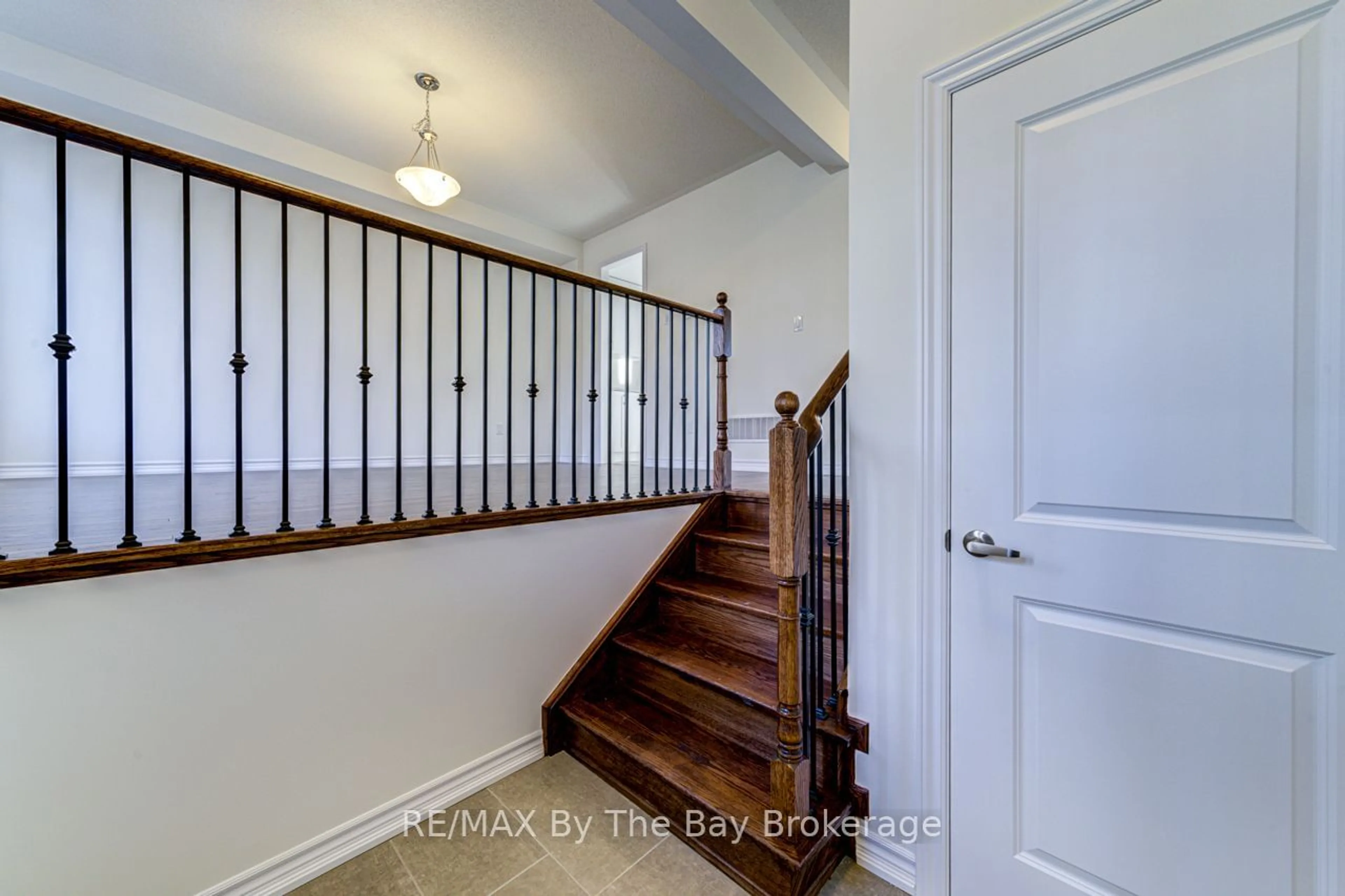 Indoor entryway for 162 Mapleside Dr, Wasaga Beach Ontario L9Z 0L4