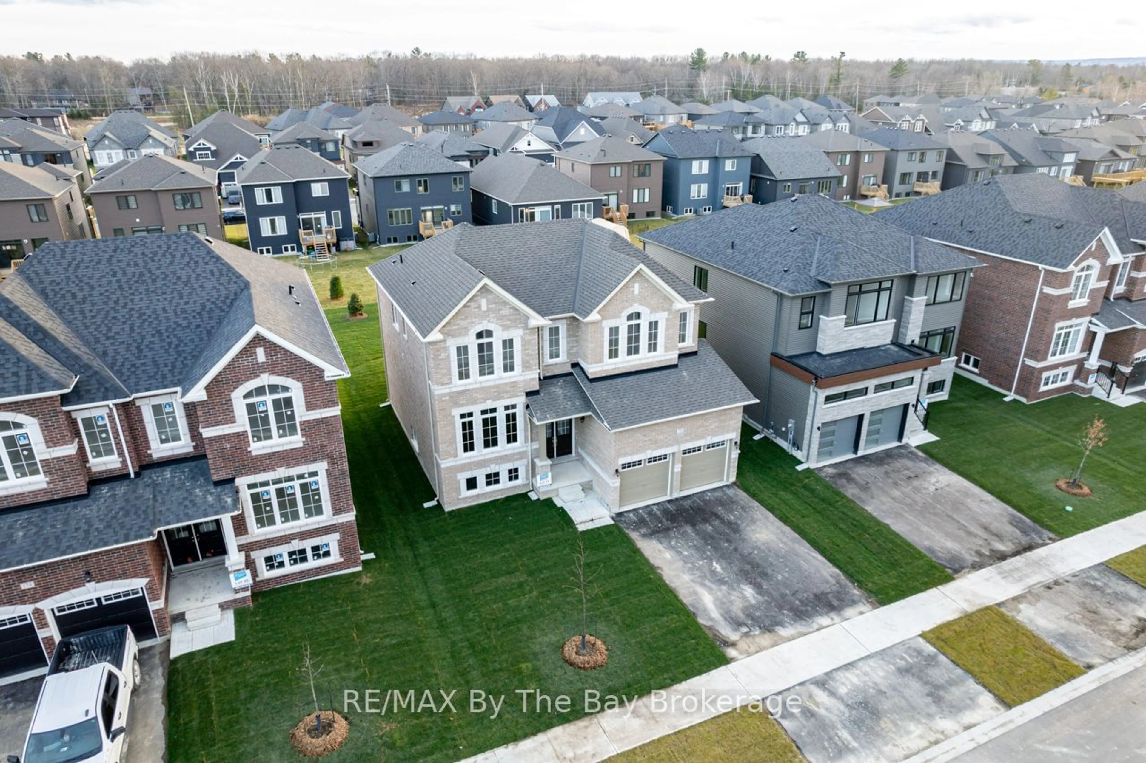 A pic from outside/outdoor area/front of a property/back of a property/a pic from drone, street for 178 Mapleside Dr, Wasaga Beach Ontario L9Z 0L4