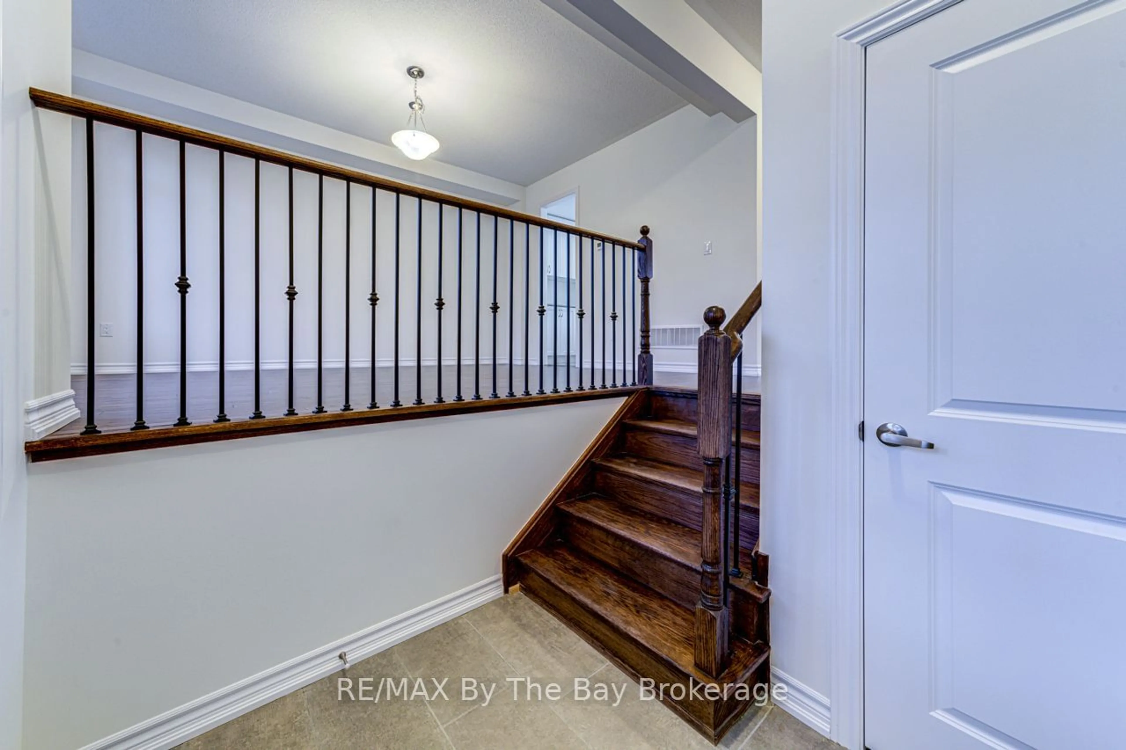 Indoor entryway for 178 Mapleside Dr, Wasaga Beach Ontario L9Z 0L4