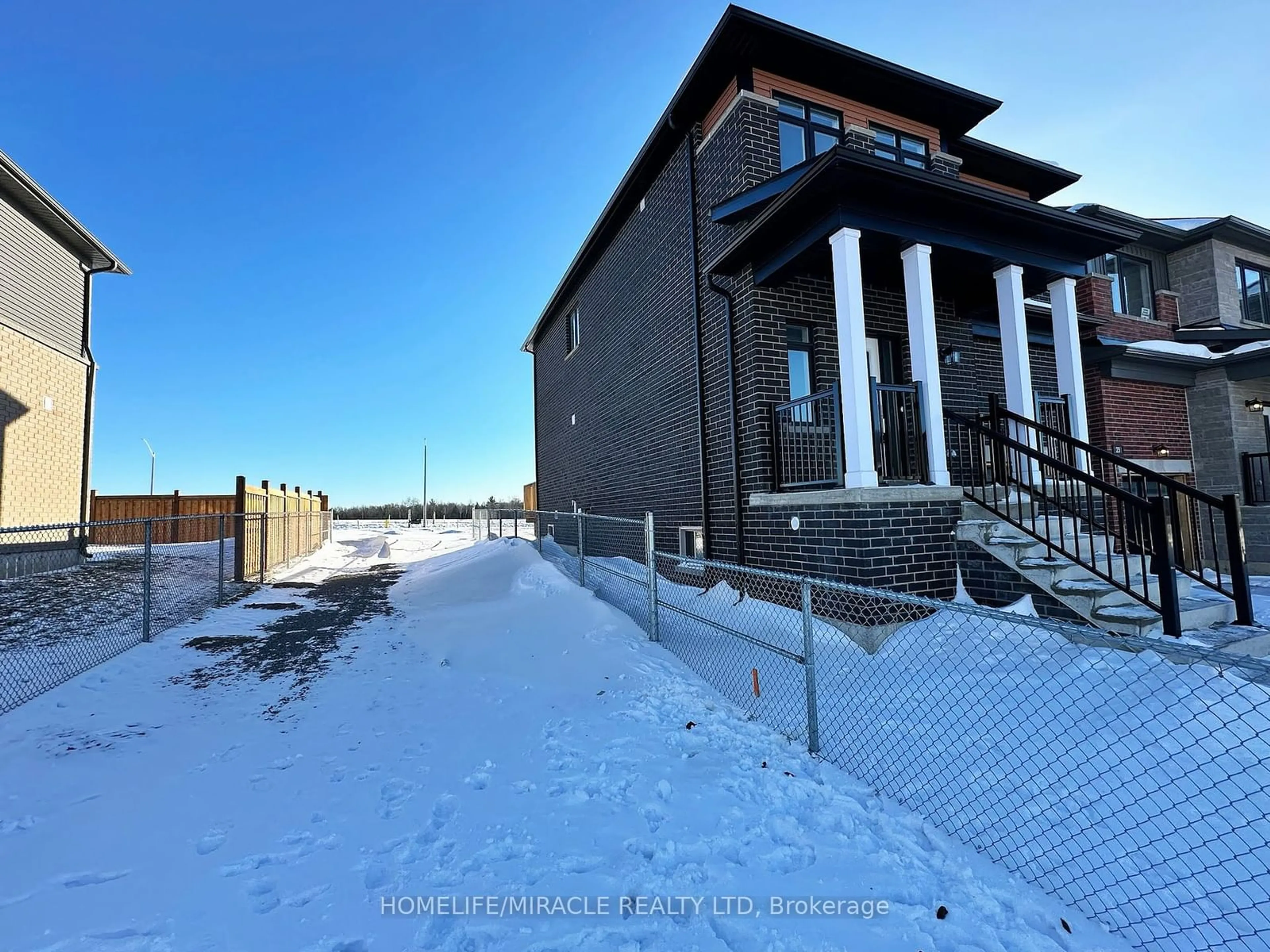 A pic from outside/outdoor area/front of a property/back of a property/a pic from drone, water/lake/river/ocean view for 25 Gateway Dr, Barrie Ontario L9V 0V5