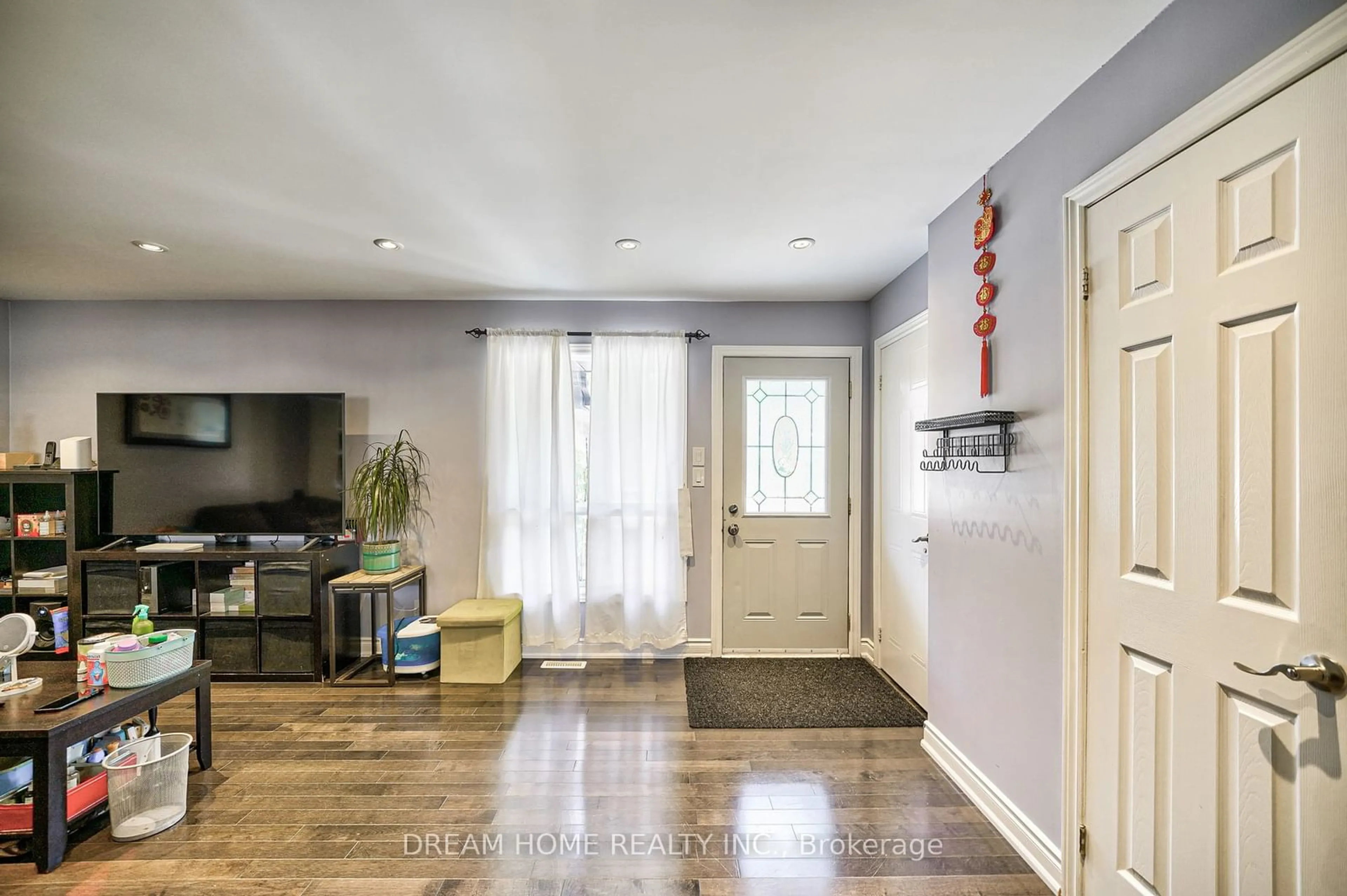 Indoor entryway for 53 Delaney Cres, Barrie Ontario L4N 7C4