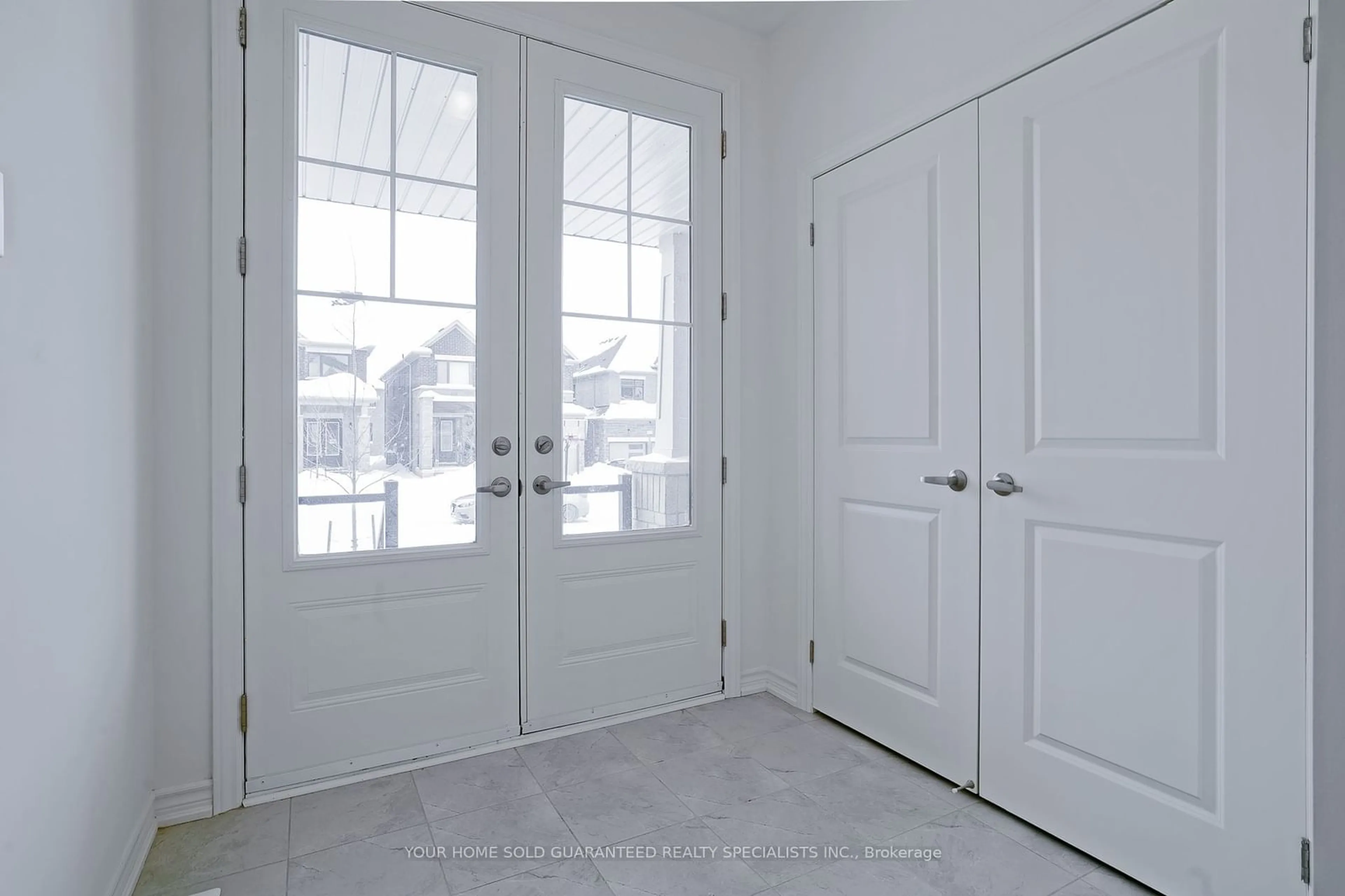 Indoor entryway for 11 Sassafras Rd, Springwater Ontario L0L 1Y3