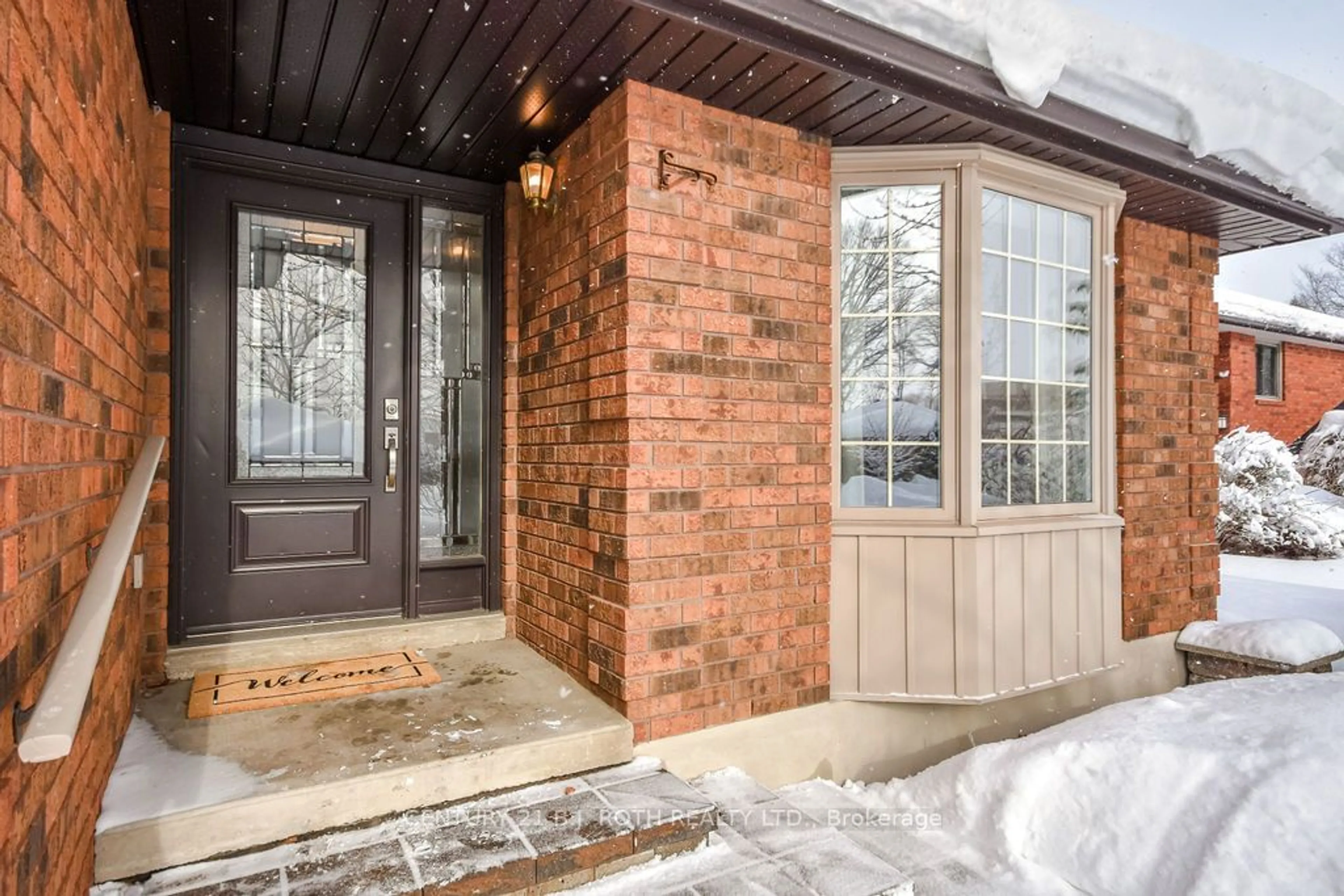 Indoor entryway for 14 Gibbon Dr, Barrie Ontario L4N 6G3