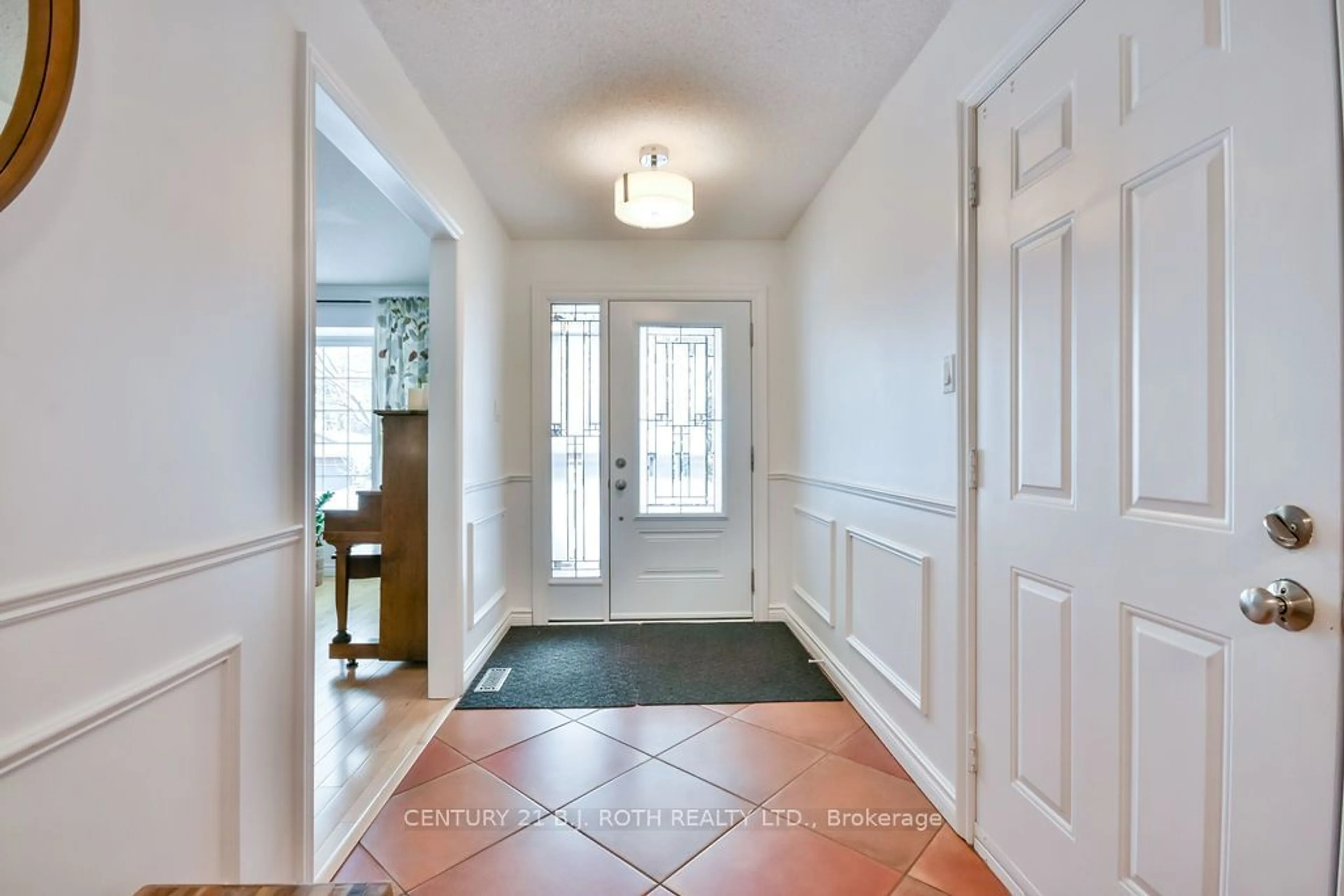 Indoor entryway for 14 Gibbon Dr, Barrie Ontario L4N 6G3