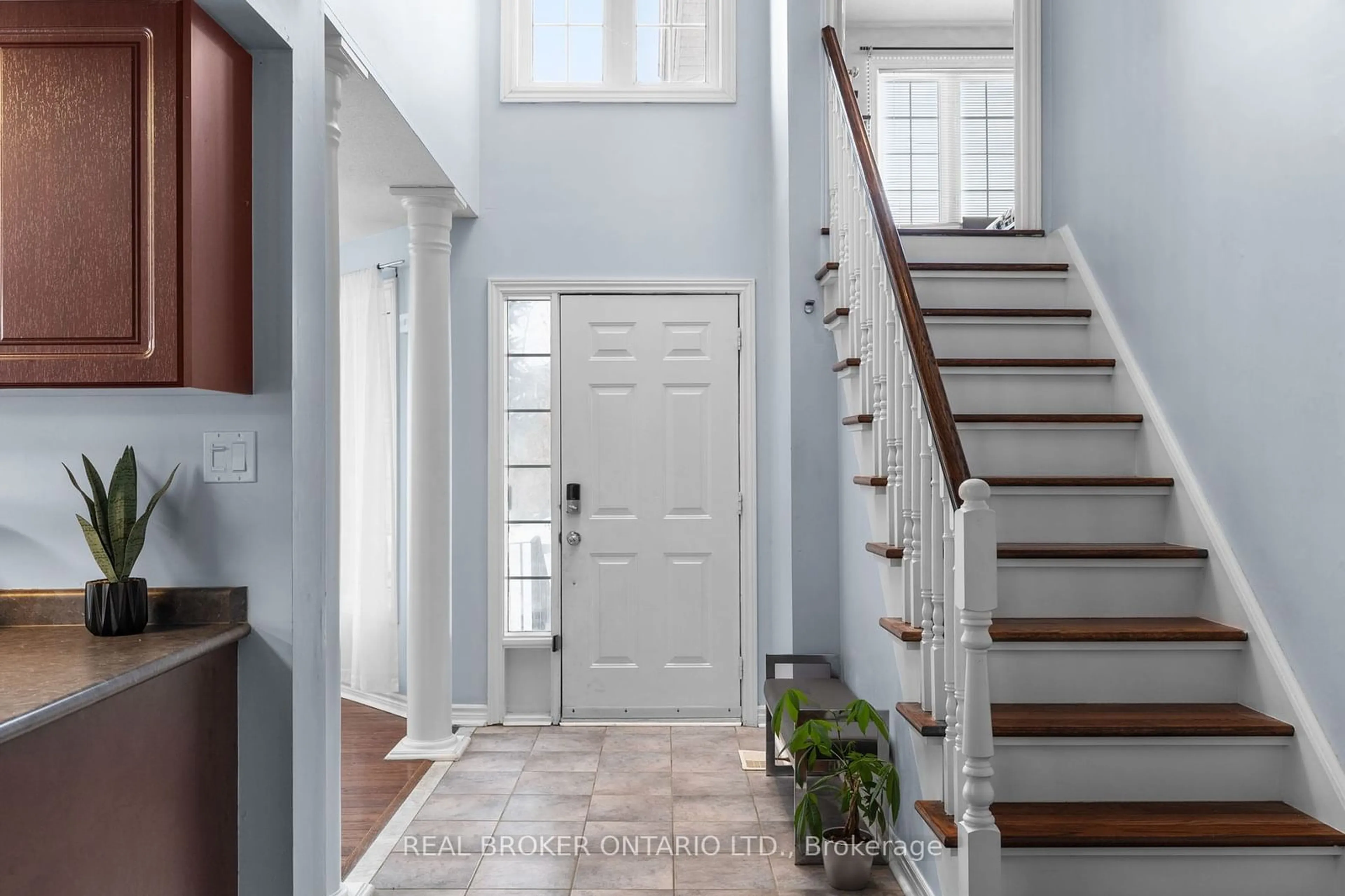 Indoor entryway for 31 Bell St, Barrie Ontario L4N 0J2