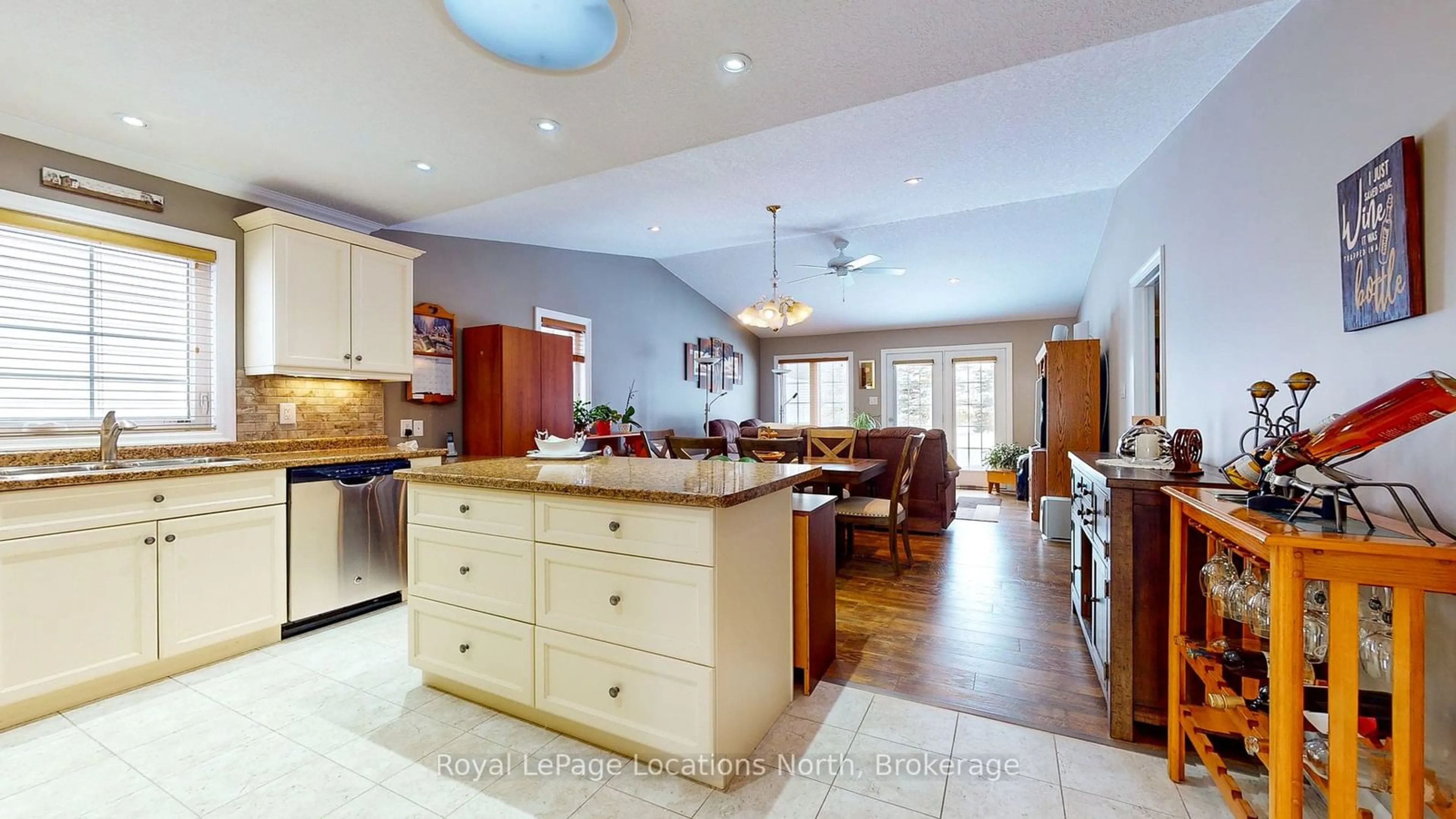 Open concept kitchen, unknown for 54 New York Ave, Wasaga Beach Ontario L9Z 3A8