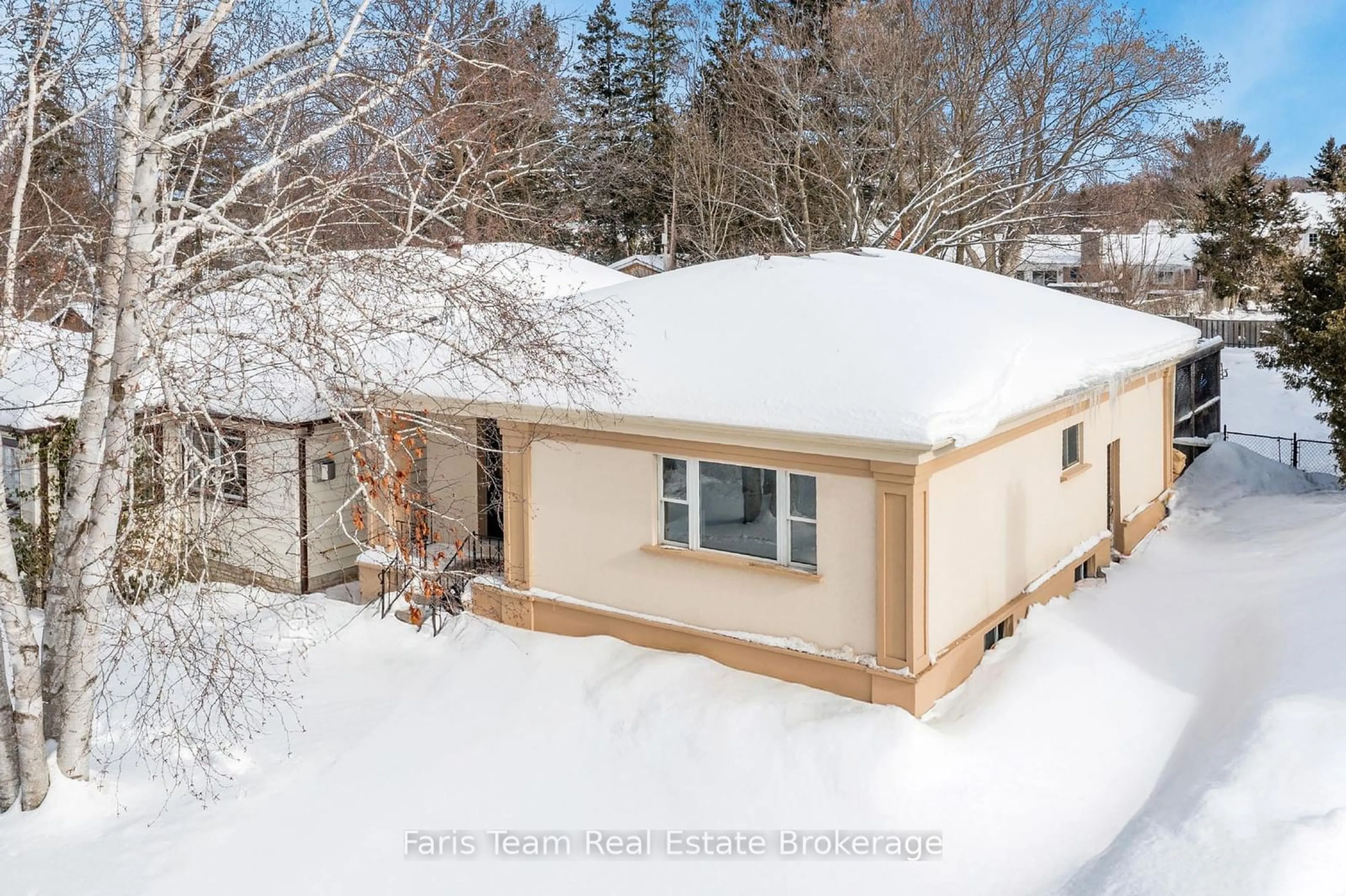 A pic from outside/outdoor area/front of a property/back of a property/a pic from drone, street for 517 Queen St, Midland Ontario L4R 3J6