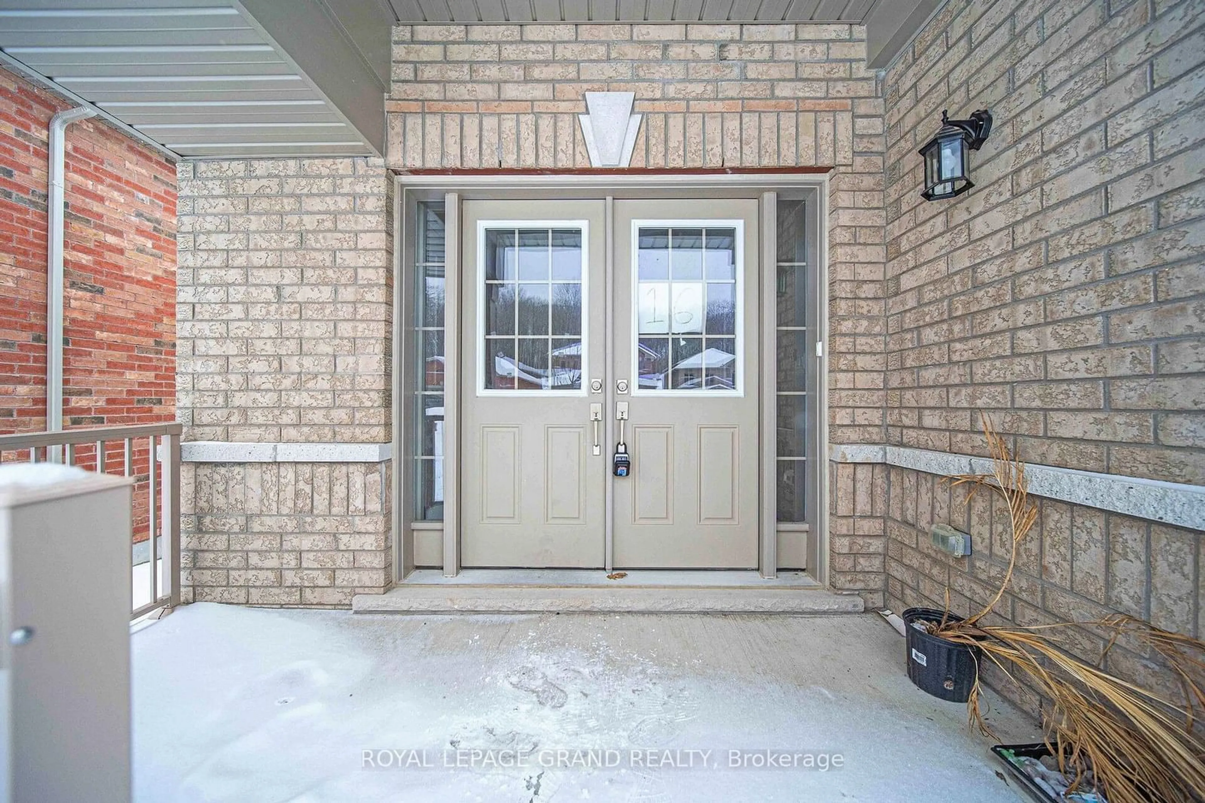 Indoor entryway for 16 Revol Rd, Penetanguishene Ontario L9M 0W8