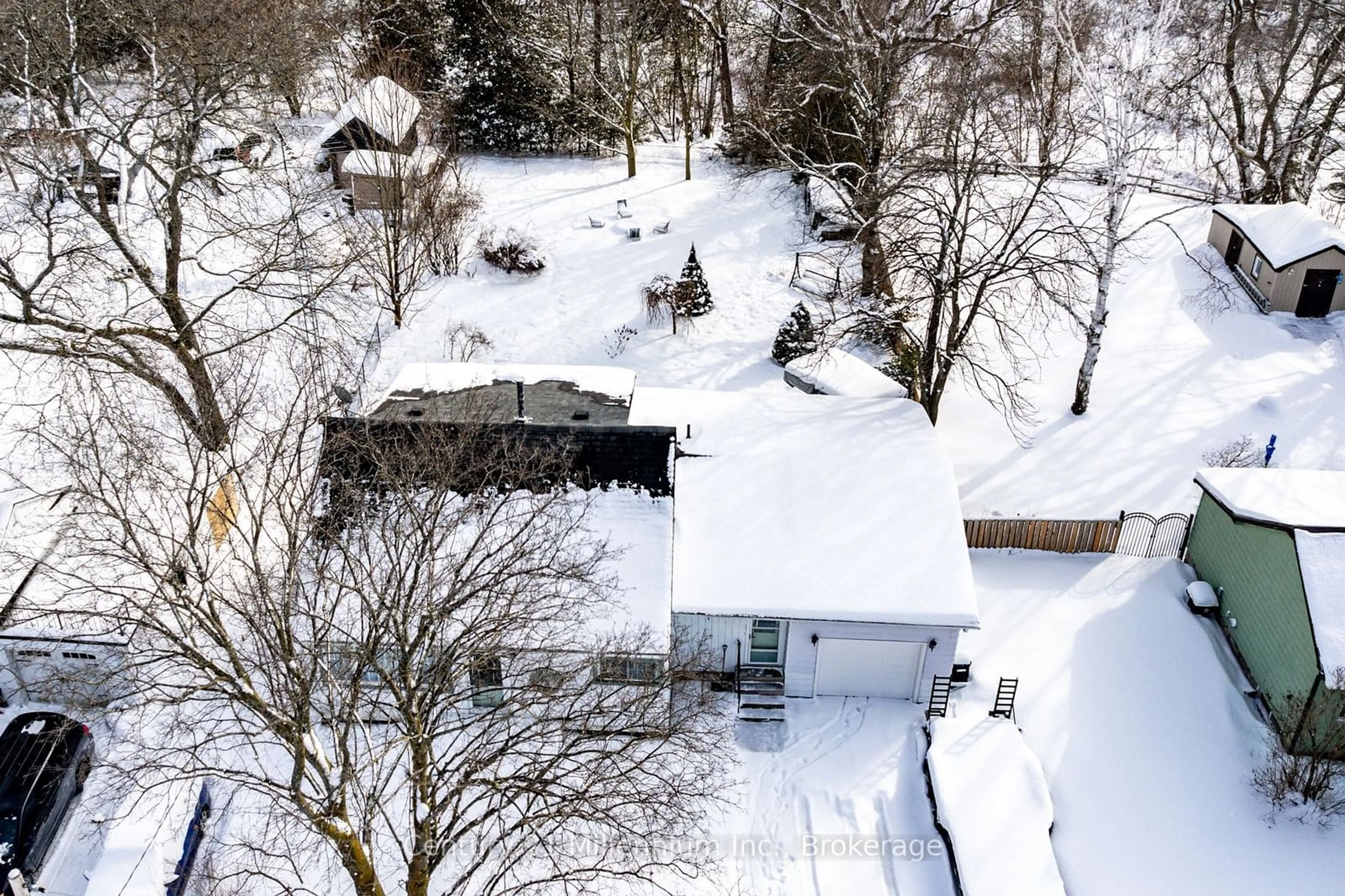 A pic from outside/outdoor area/front of a property/back of a property/a pic from drone, street for 209 Kirkwood Dr, Clearview Ontario L0M 1S0