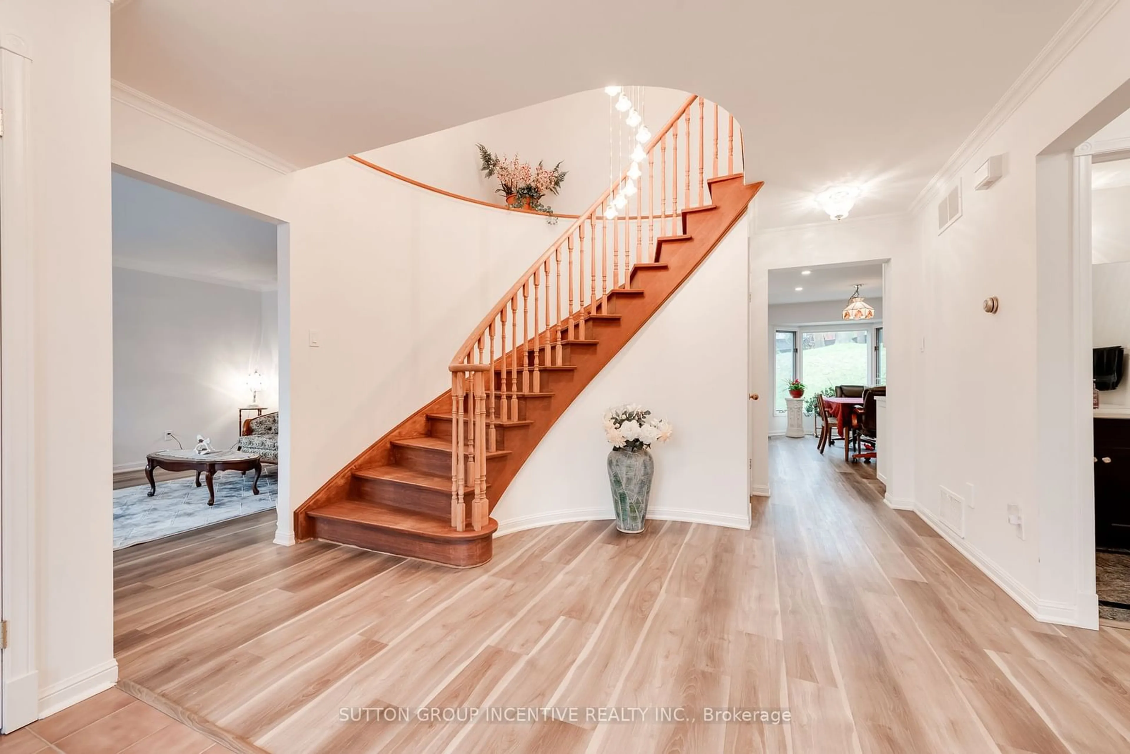 Indoor entryway for 18 Valley Dr, Barrie Ontario L4N 4R9