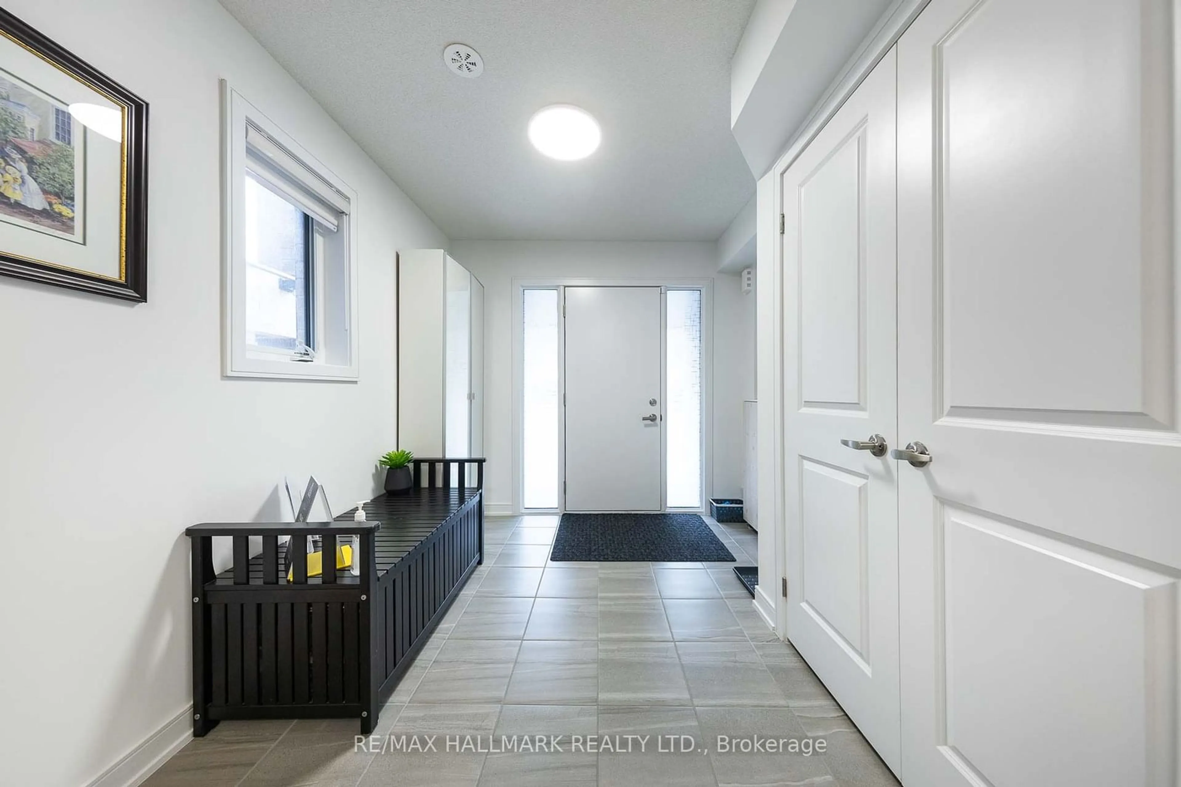 Indoor entryway for 18 Red Maple Lane, Barrie Ontario L9J 0N4