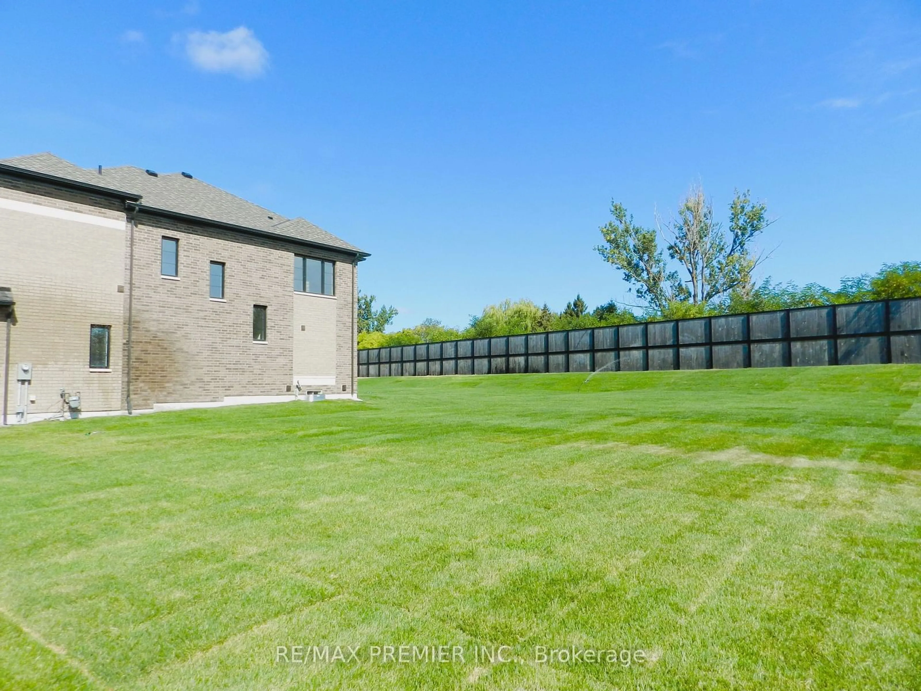 A pic from outside/outdoor area/front of a property/back of a property/a pic from drone, unknown for 94 Turnberry Lane, Barrie Ontario L4N 6K7